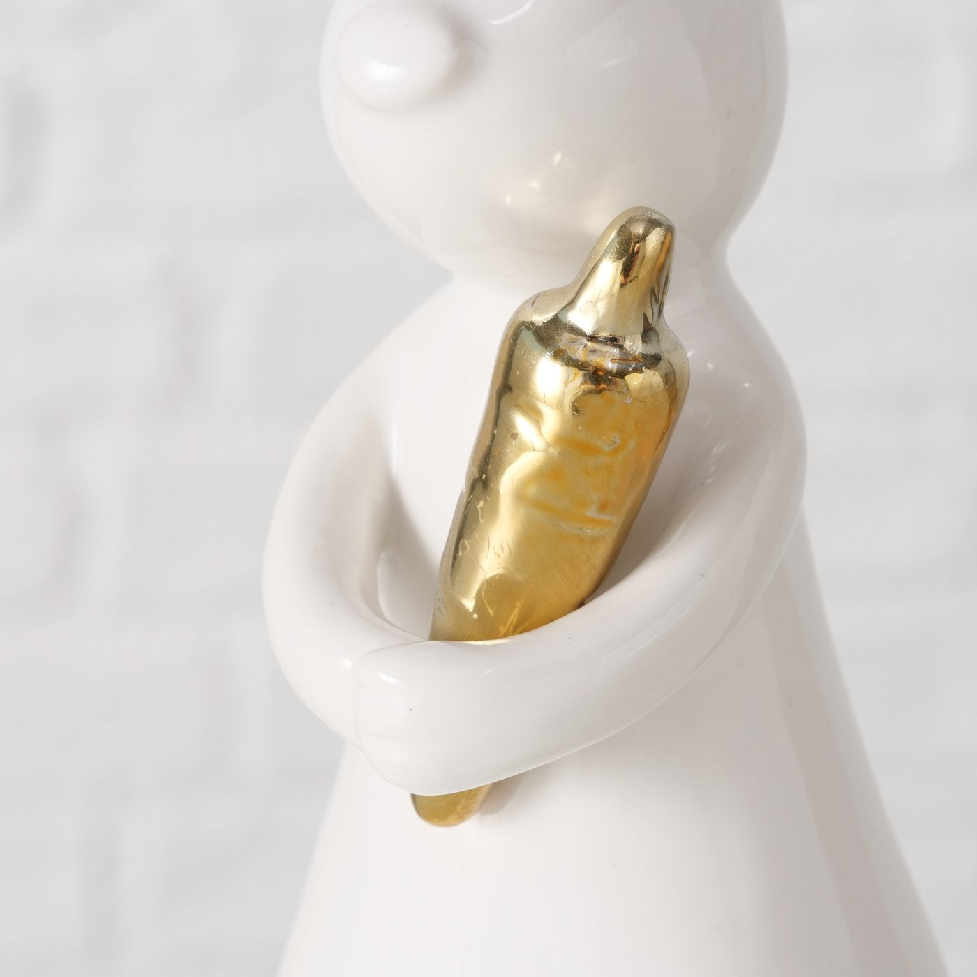 Dekofigur Aurelio Hase Weiß Gold Keramik – handgearbeitet