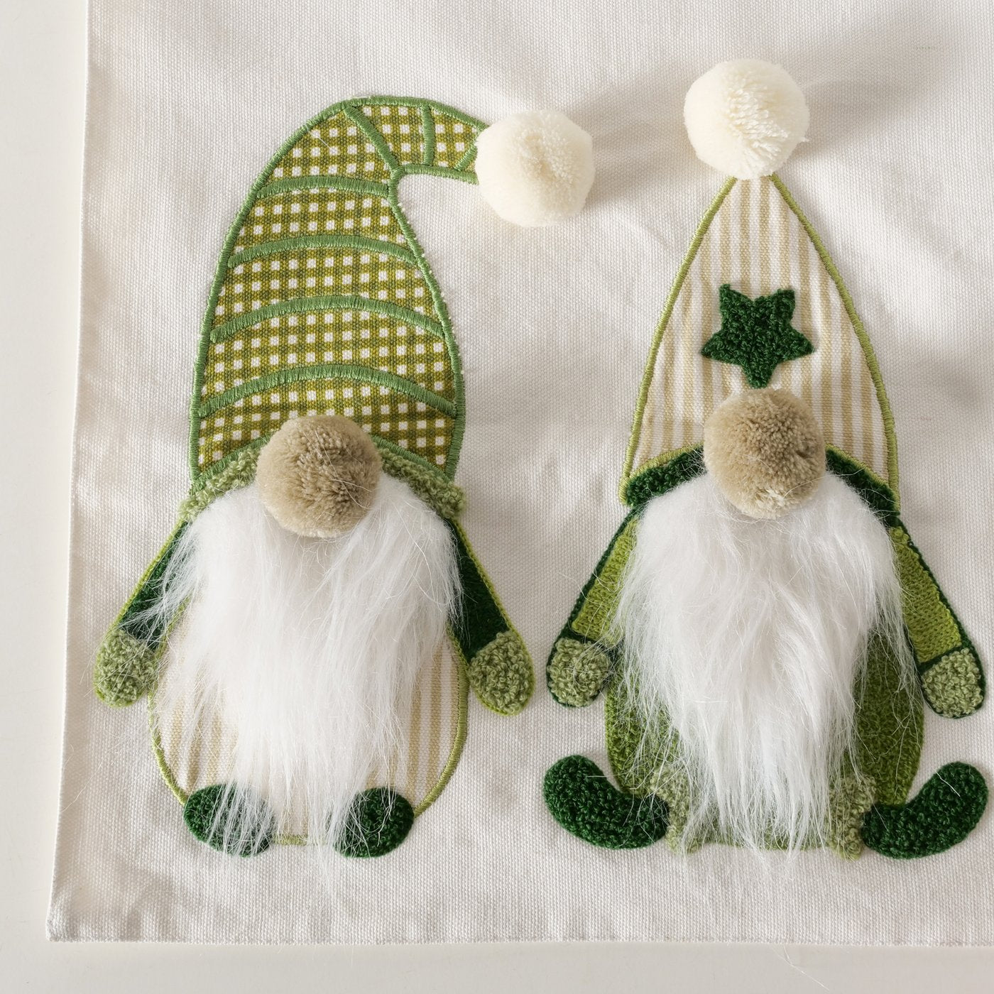 Tischläufer Wichtelzauber Grün Weiß Handgefertigt 40x144 cm