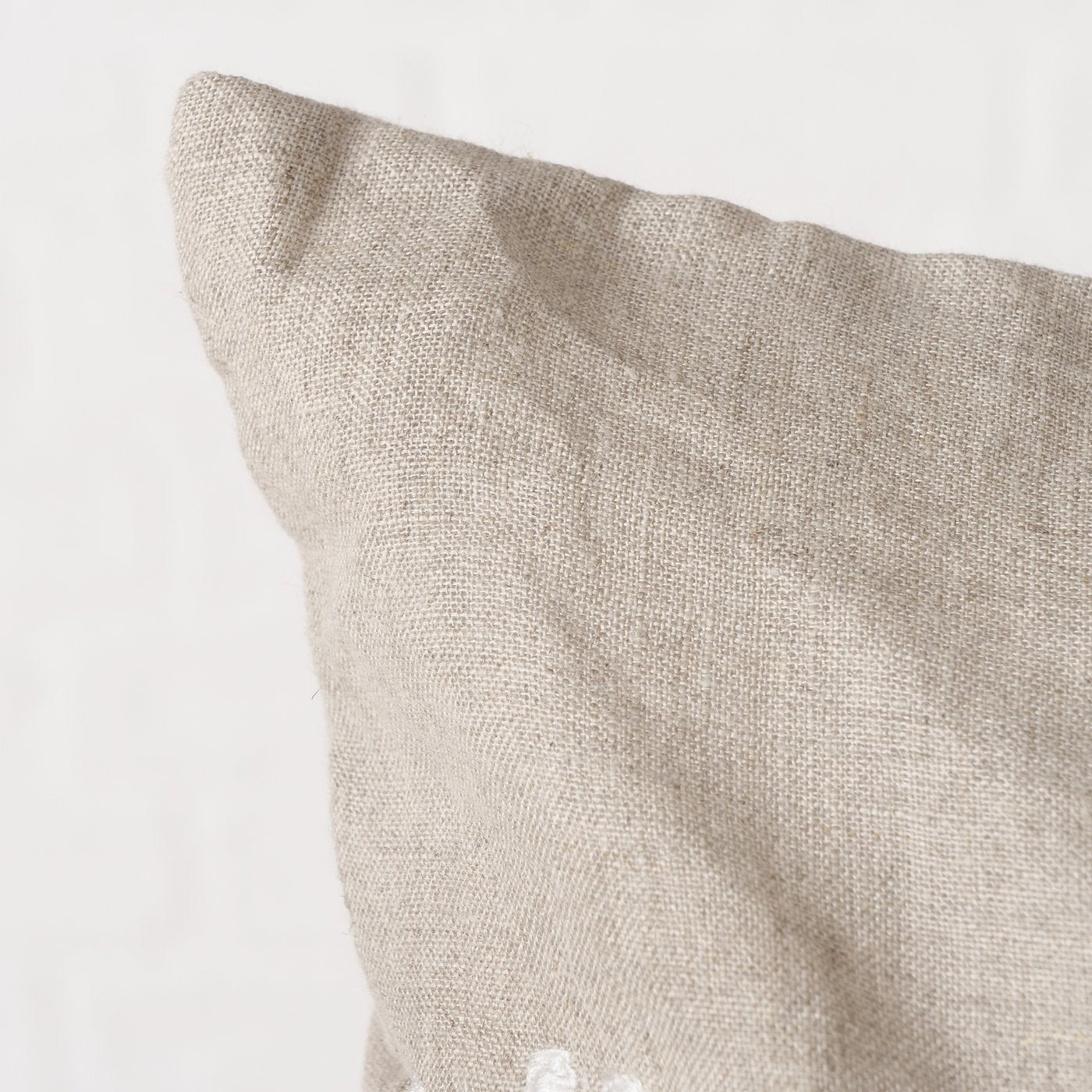 Kissen Finna Leinen Beige Weiß Bestickt Blumen 60x39cm