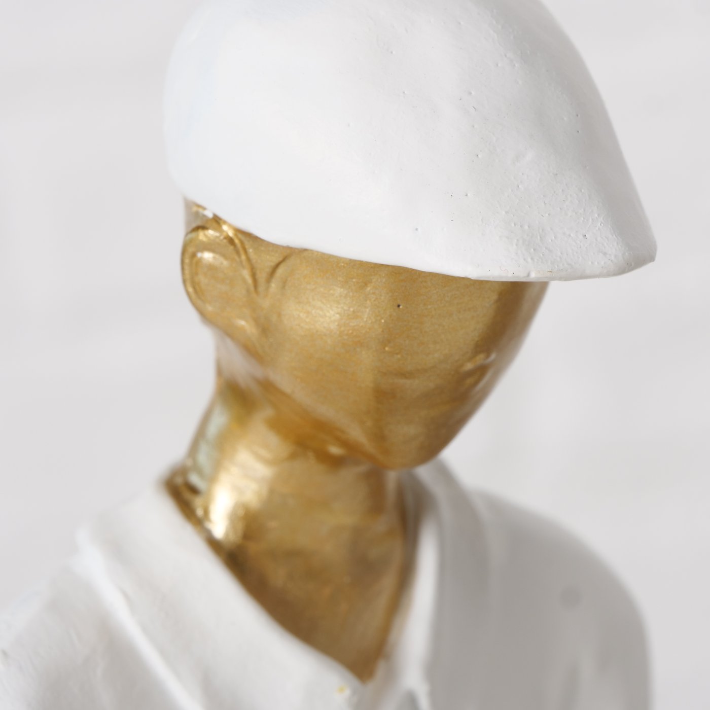 Deko Skulptur Golfer in Weiß und Gold 28,5 cm