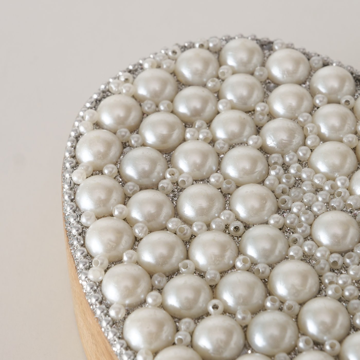 Dekoherz Berlian mit Perlenbesatz aus Holz und Glanzoptik