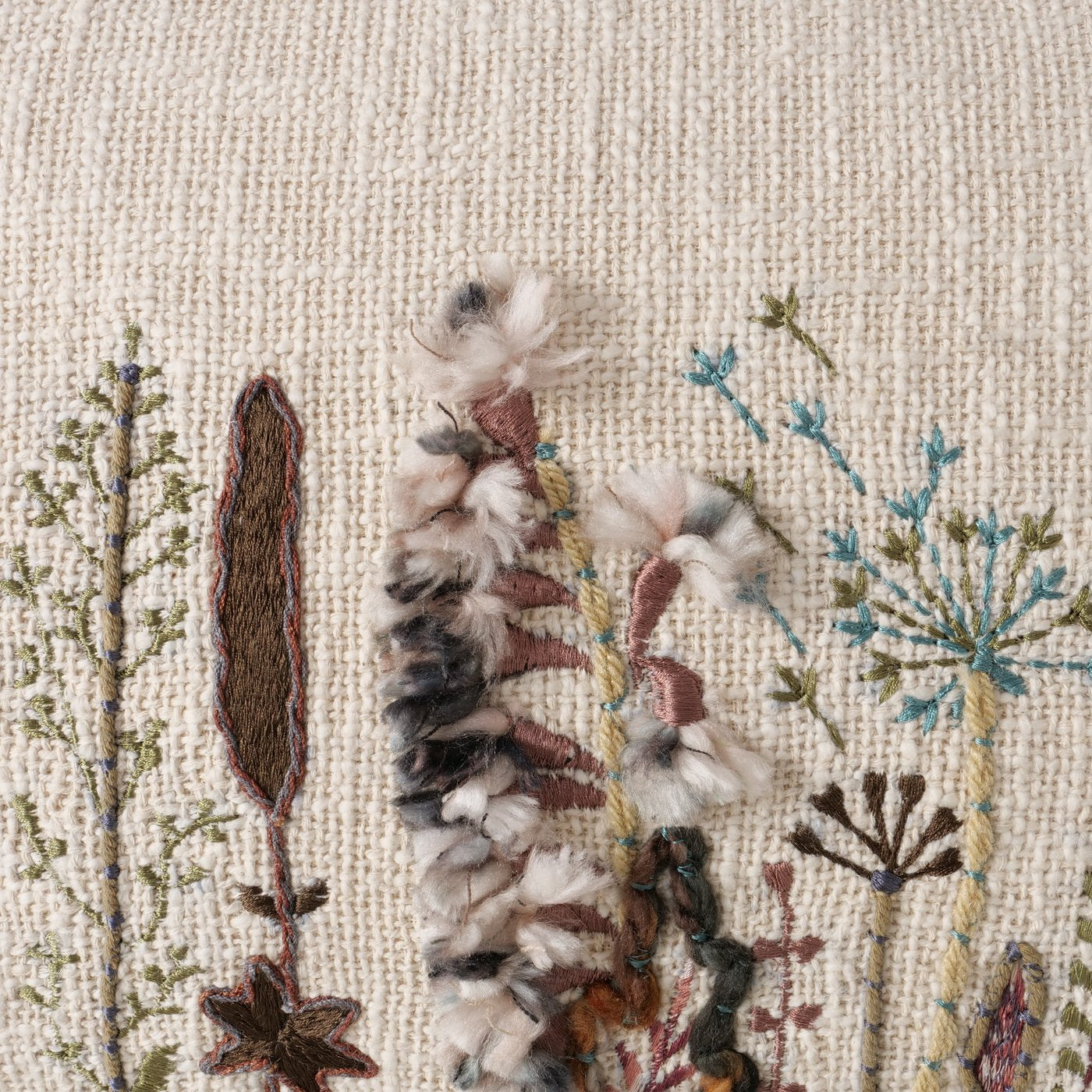 Sofakissen FloraBella – Handgewebtes Blumen-Kissen in Beige und Cremeweiß