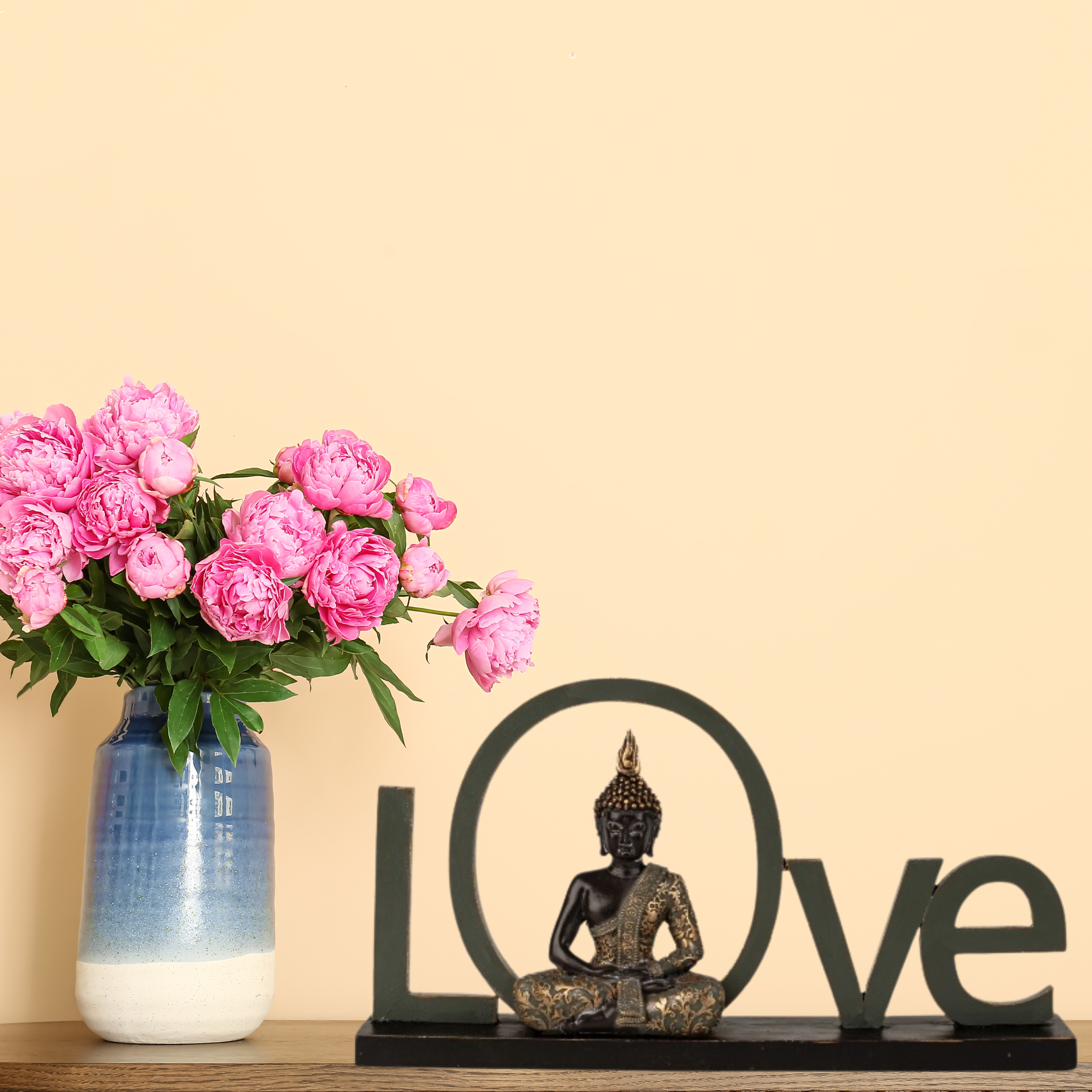 Dekorativer Schriftzug LOVE mit Buddha Figur - Harmonische Zierde