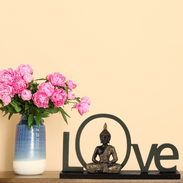 Dekorativer Schriftzug 'LOVE' mit Buddha Figur - Harmonische Zierde