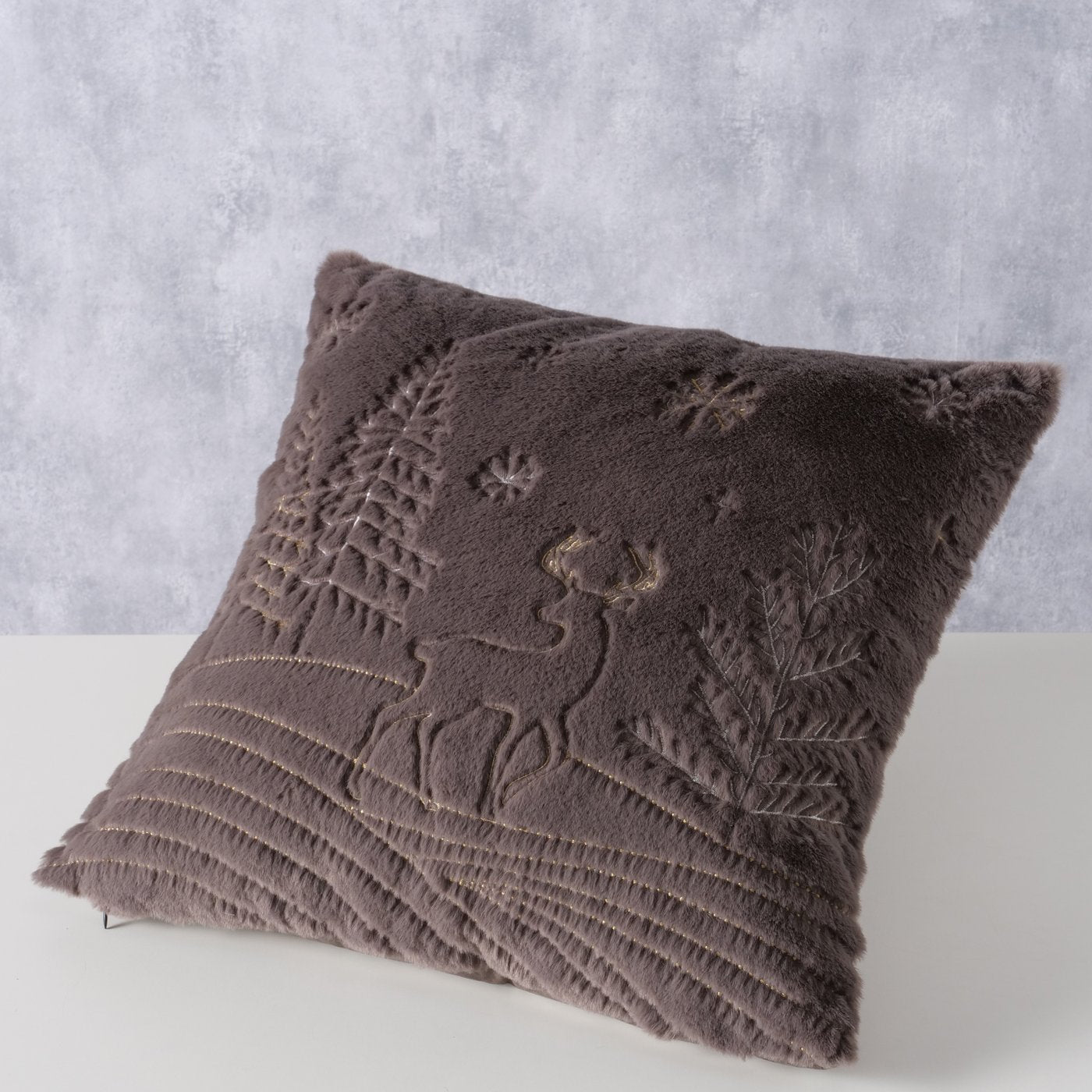 Winterliches Dekokissen mit Hirschmotiv in Beige oder Braun - 45x45 cm