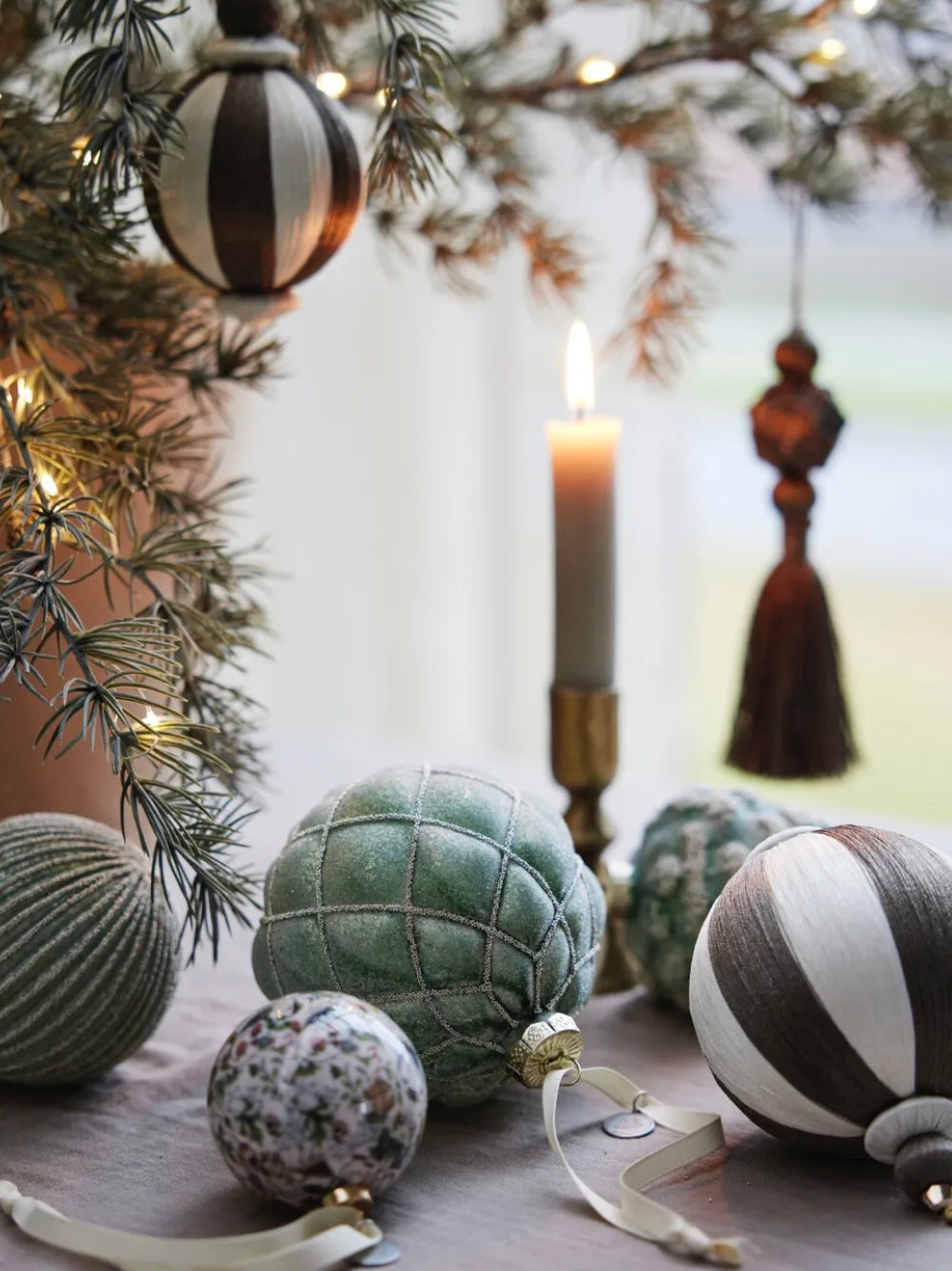 Weihnachtskugel Agnes taupe/weiß