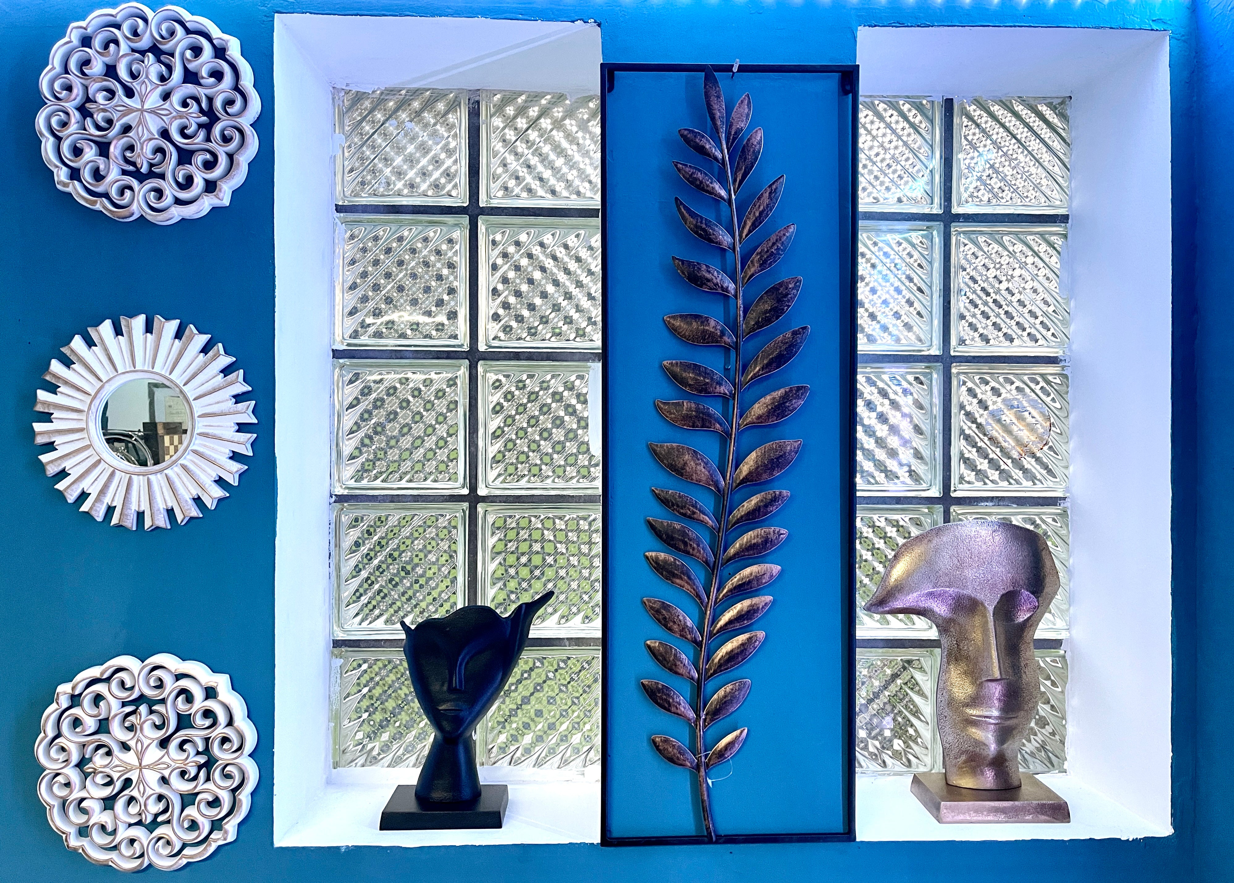 Artistic wall object 'Magic Leaves' - Several leaves, dark brown & antique gold, painted iron