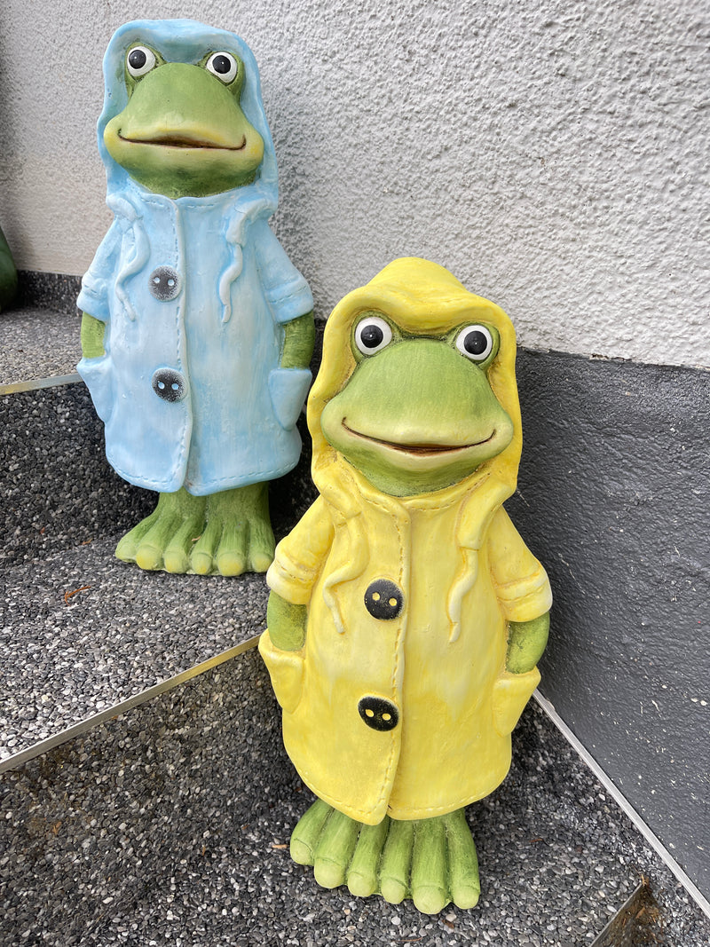 Farbenfrohes 2er-Set Magnesia Garten Froschfiguren mit Regenmantel – 43,5 cm