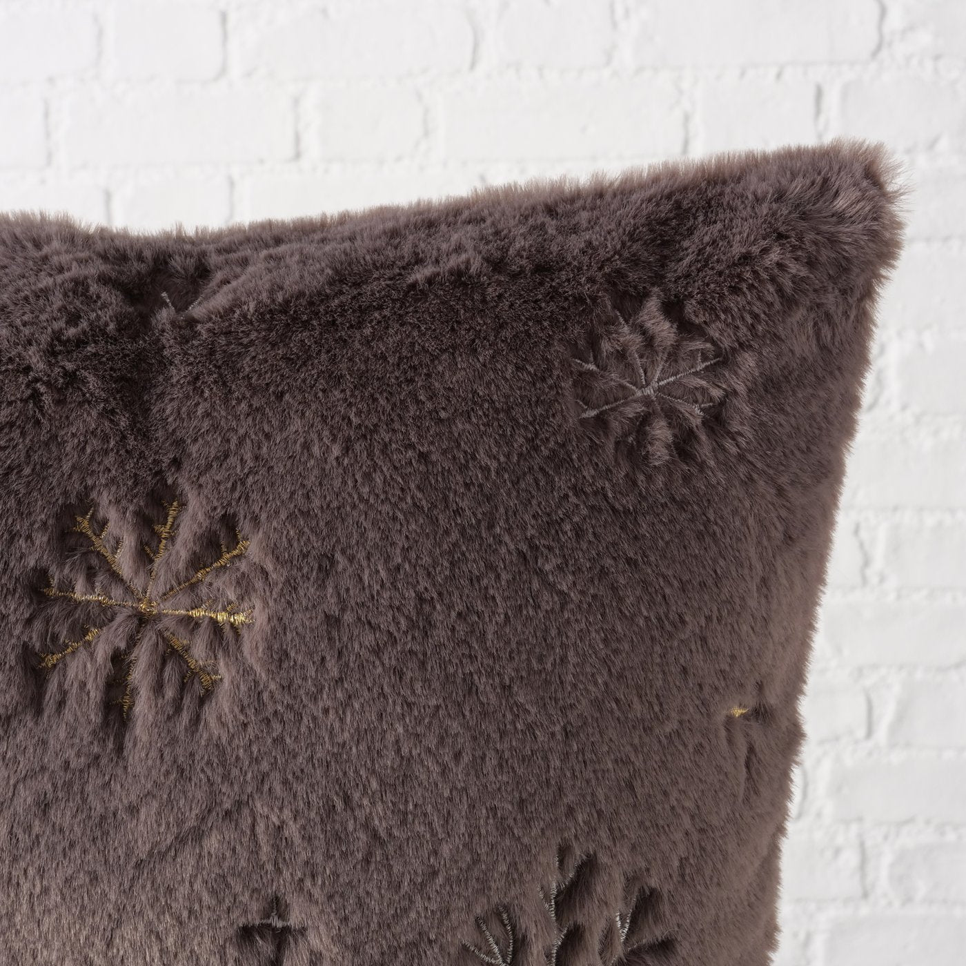 Winterliches Dekokissen mit Hirschmotiv in Braun oder Beige - 45x45 cm