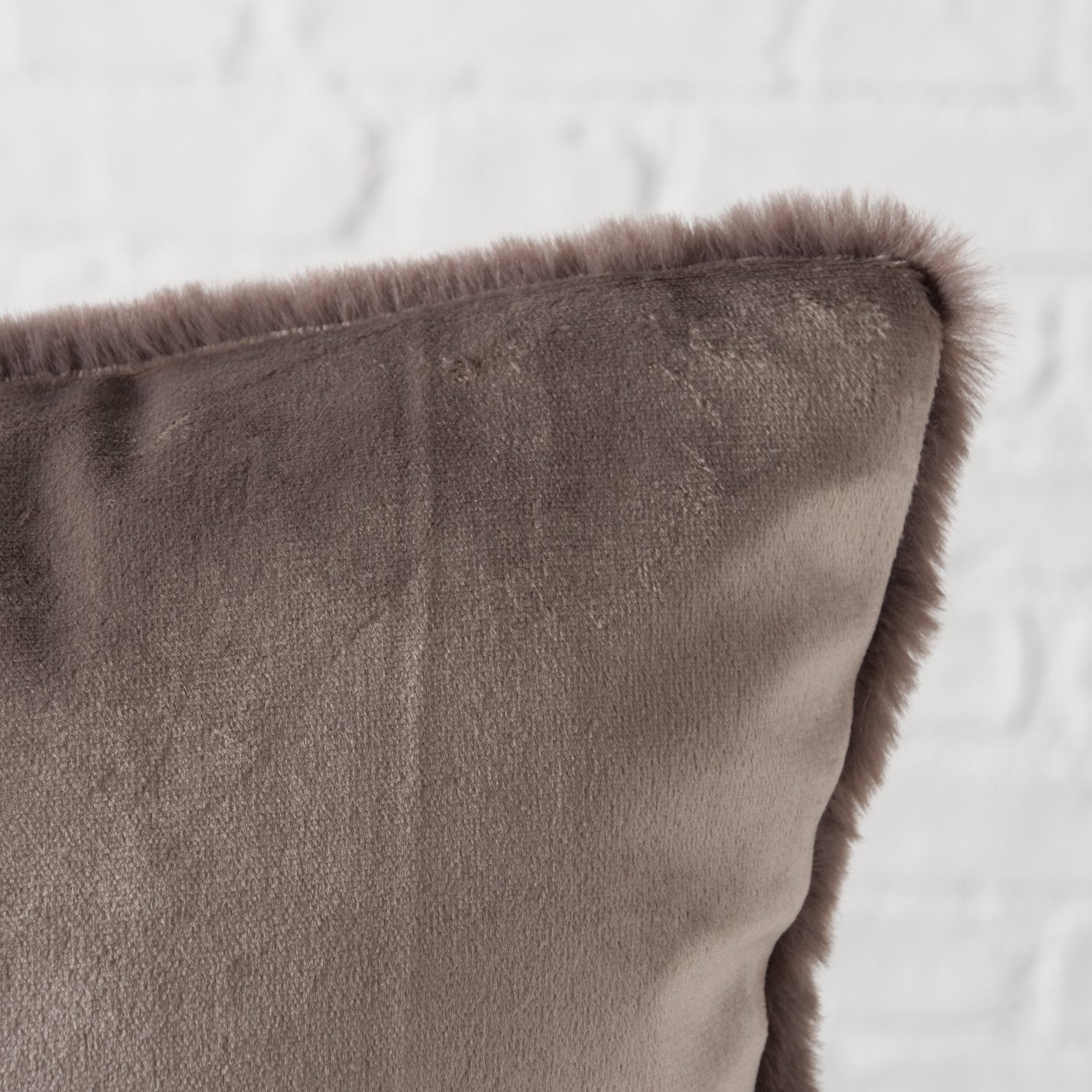 Winterliches Dekokissen mit Hirschmotiv in Braun oder Beige - 45x45 cm