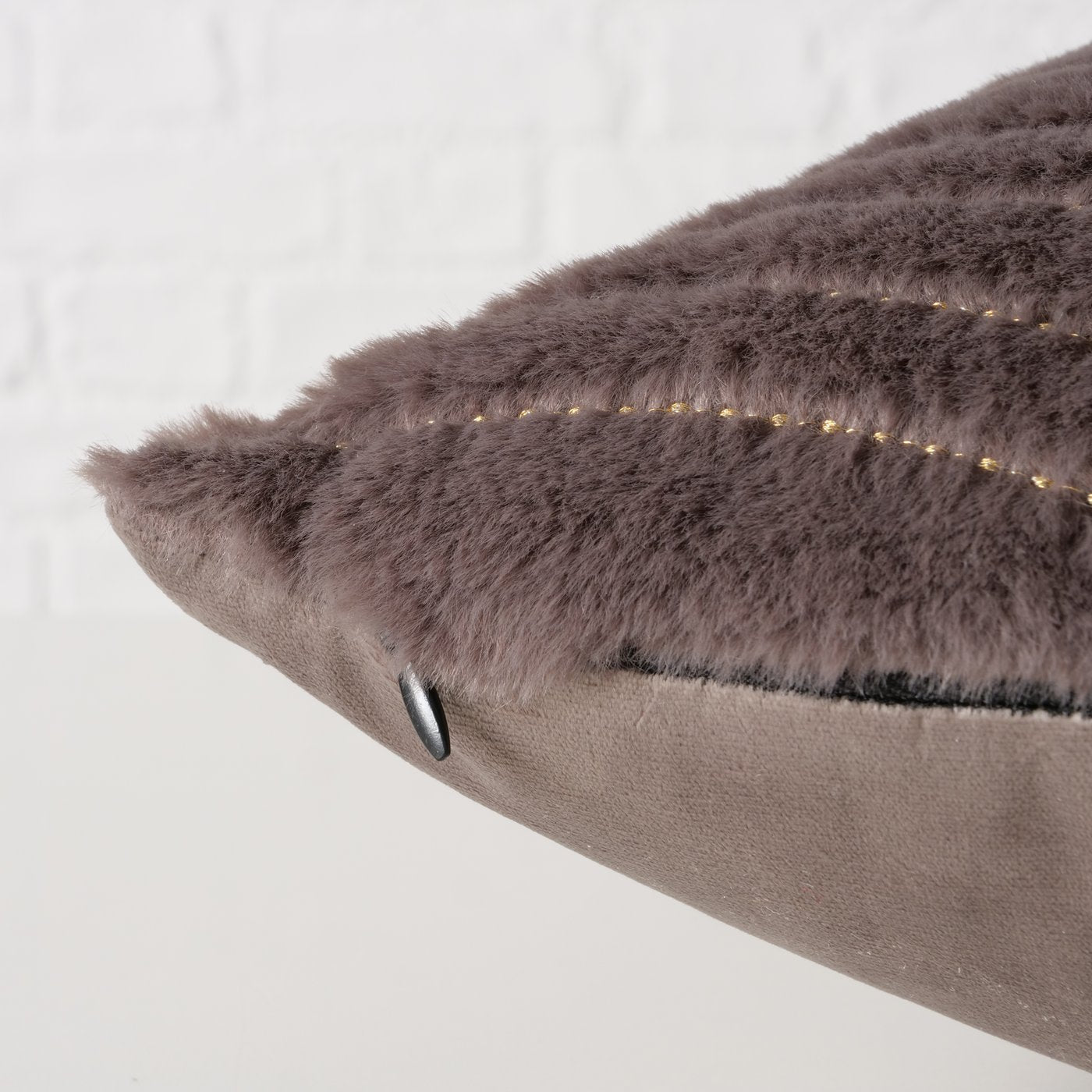 Winterliches Dekokissen mit Hirschmotiv in Braun oder Beige - 45x45 cm