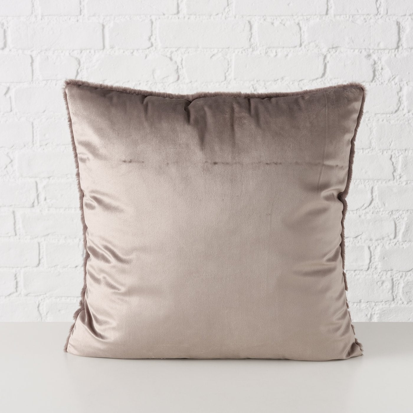 Winterliches Dekokissen mit Hirschmotiv in Braun oder Beige - 45x45 cm