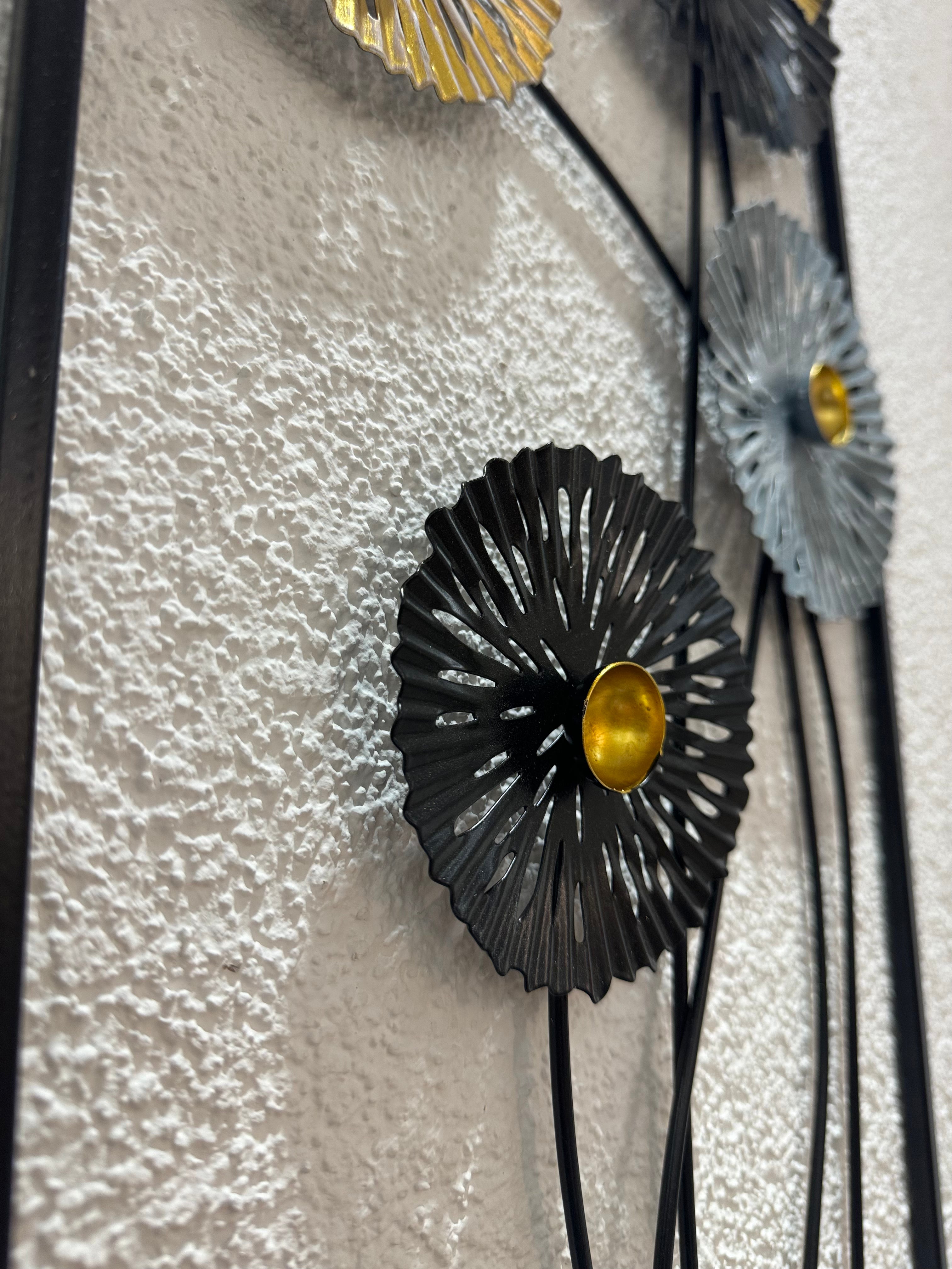 Floral Elegance – Wanddekoration Metall in Gold und Schwarz 70x30 cm