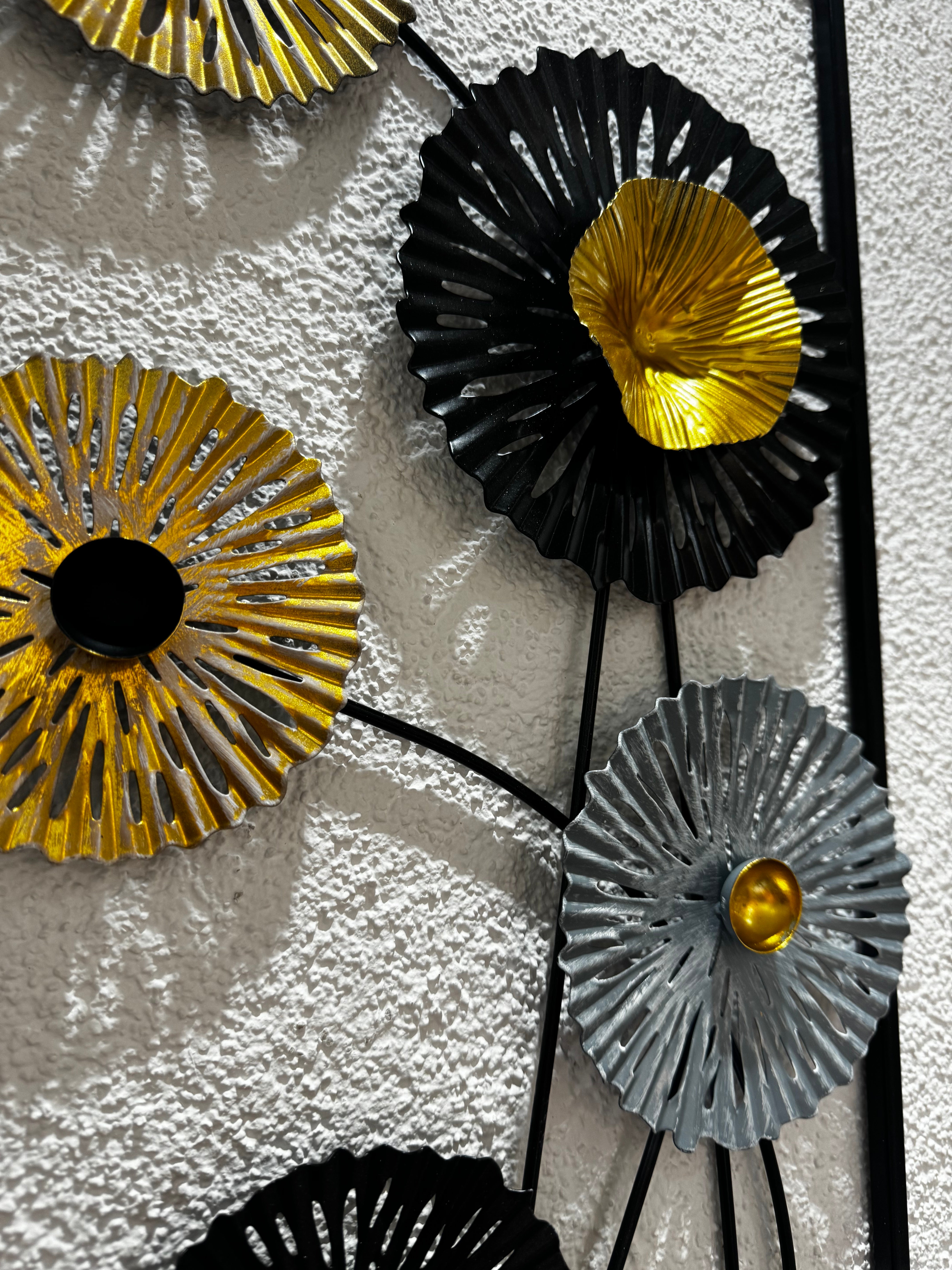 Floral Elegance – Wanddekoration Metall in Gold und Schwarz 70x30 cm
