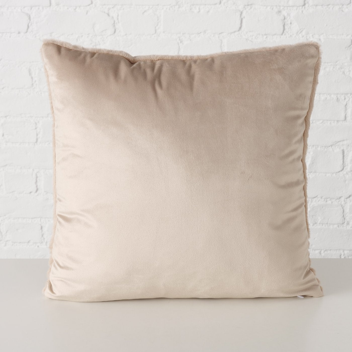 Winterliches Dekokissen mit Hirschmotiv in Beige oder Braun - 45x45 cm