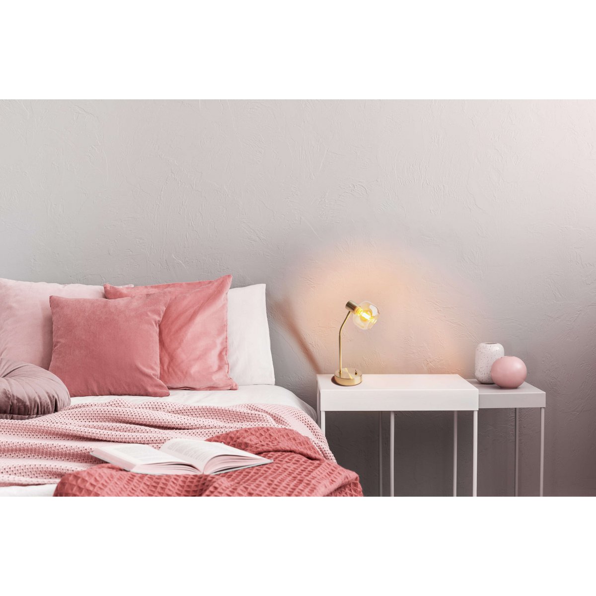 Tischleuchte "LIBBY", klassische Tischlampe aus messingfarbenem Metall und getöntem Glas in Amber, mit E14-Fassung, für Esszimmer, Wohnzimmer, Diele oder Büro, 34 cm hoch