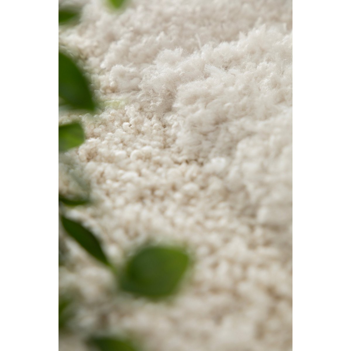 Dicker zotteliger Teppich im recycelten Polyester mit moderner Arkadien -Relief