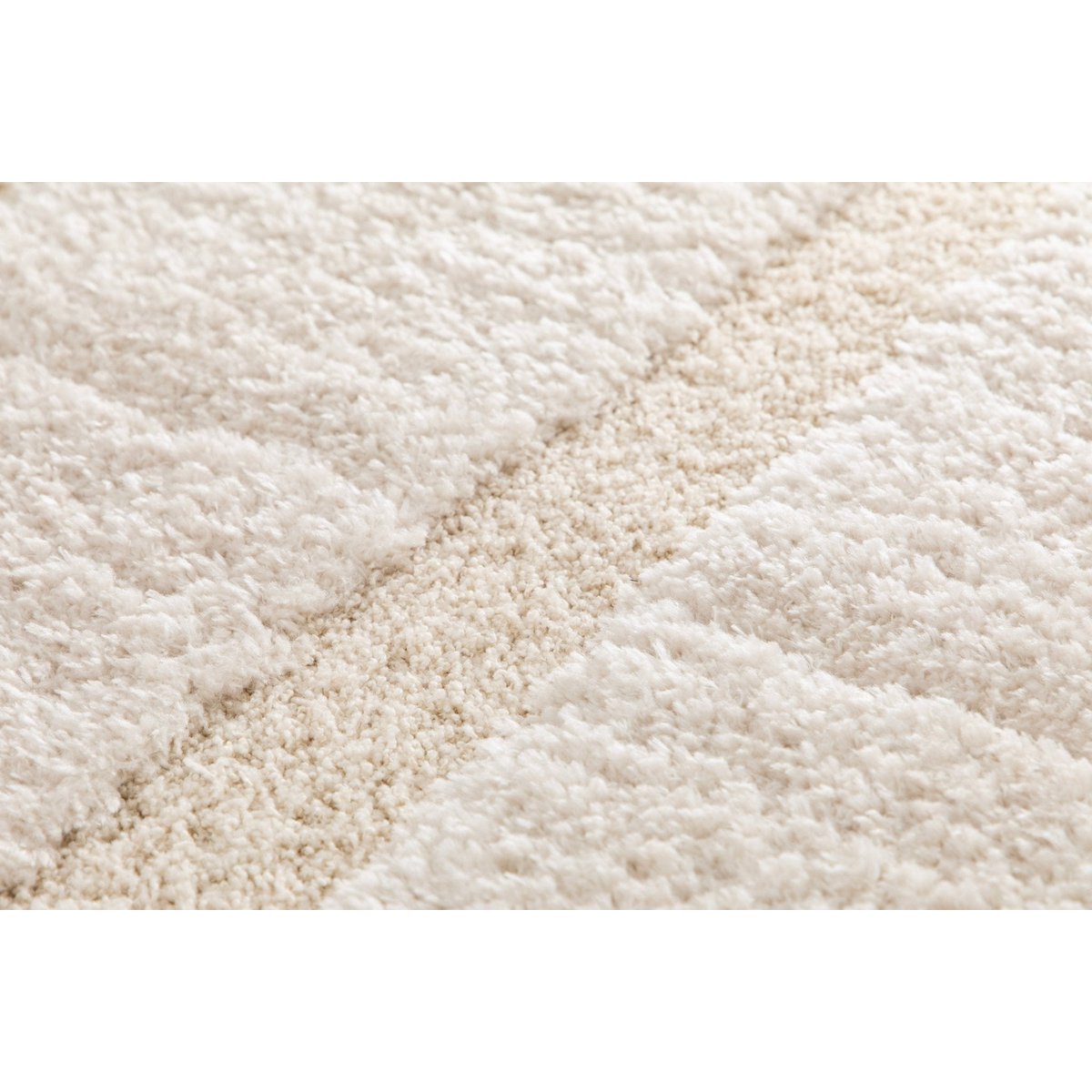 Dicker zotteliger Teppich im recycelten Polyester mit moderner Arkadien -Relief