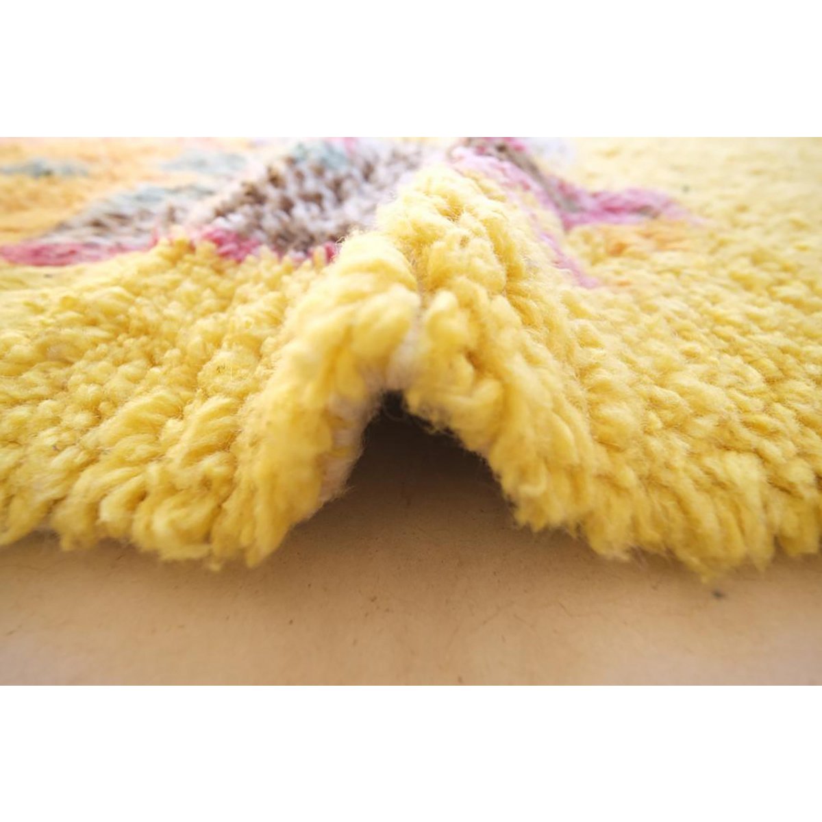 Berber Teppich in abstrakter Wolle 164 x 245 cm