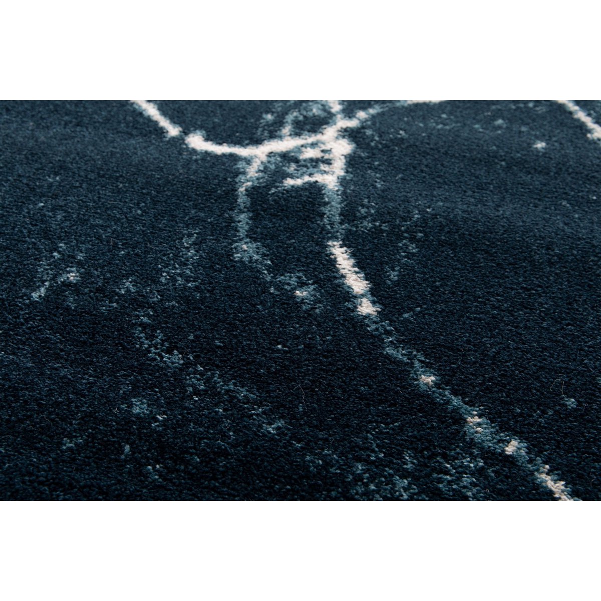 Weicher dunkler und glatter dunkelblauer Teppich Marmor