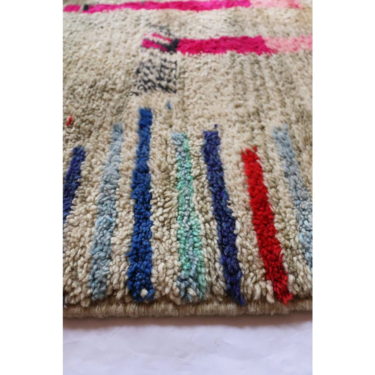 Berber carpet made of colored wool 168 x 266 cm