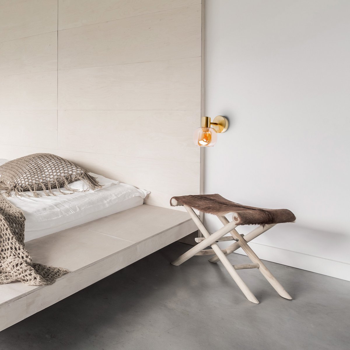 Glas-Wand Spot "LIBBY", klassische Wandlampe aus messingfarbenem Metall und getöntem Glas in Amber, mit E14-Fassung, für Esszimmer, Wohnzimmer, Diele oder Büro, 16 cm