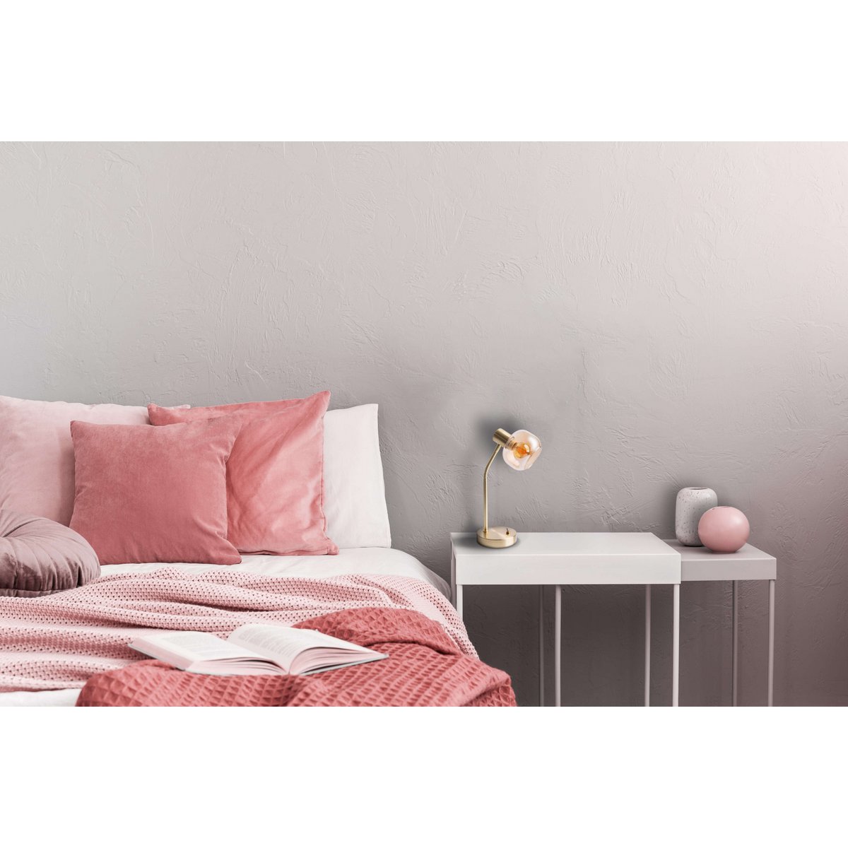 Tischleuchte "LIBBY", klassische Tischlampe aus messingfarbenem Metall und getöntem Glas in Amber, mit E14-Fassung, für Esszimmer, Wohnzimmer, Diele oder Büro, 34 cm hoch