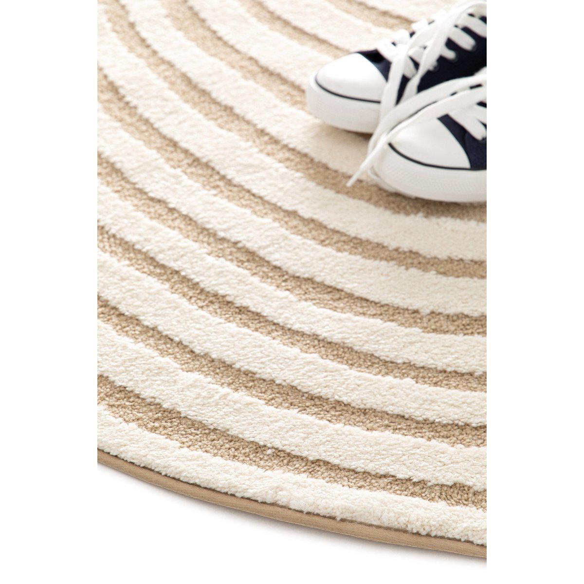 Süßer Teppich mit skulpturaler Erleichterung in Aeon Recycling Polyester