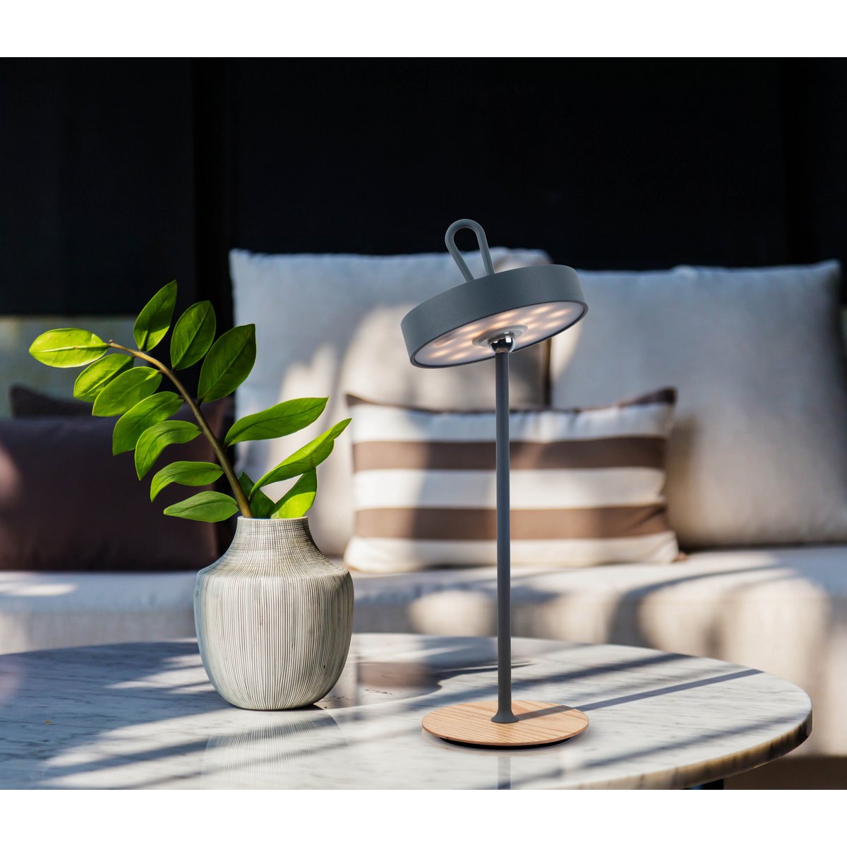 LED-Akku-Tischleuchte magnetisch für Außen und Innen, aus Metall und Kunststoff in Grau , 36 cm hoch