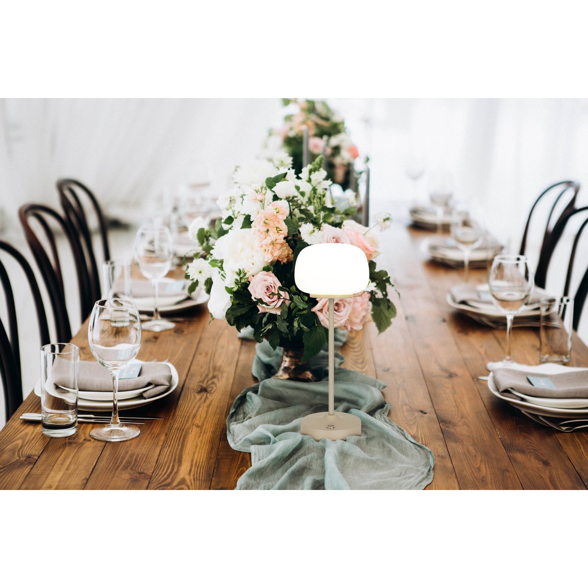 LED Akku-/ Tischleuchte "PINA" 30 cm hoch, aus Metall (beige) und Glas (weiß), integrierte LEDs, warmweiß