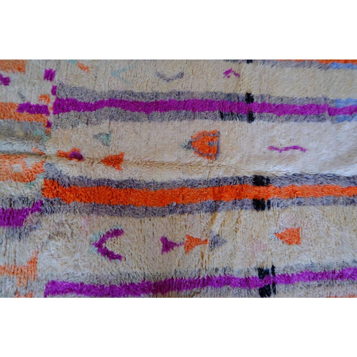 Zeitgenössischer Berber Berber Teppich Boujaad 140 x 212 cm