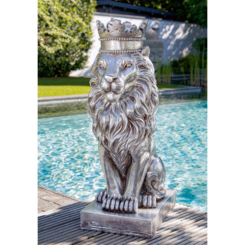 Skulptur Löwe mit Krone aus Magnesia silberfarben Majestätische Präsenz für den Außenbereich