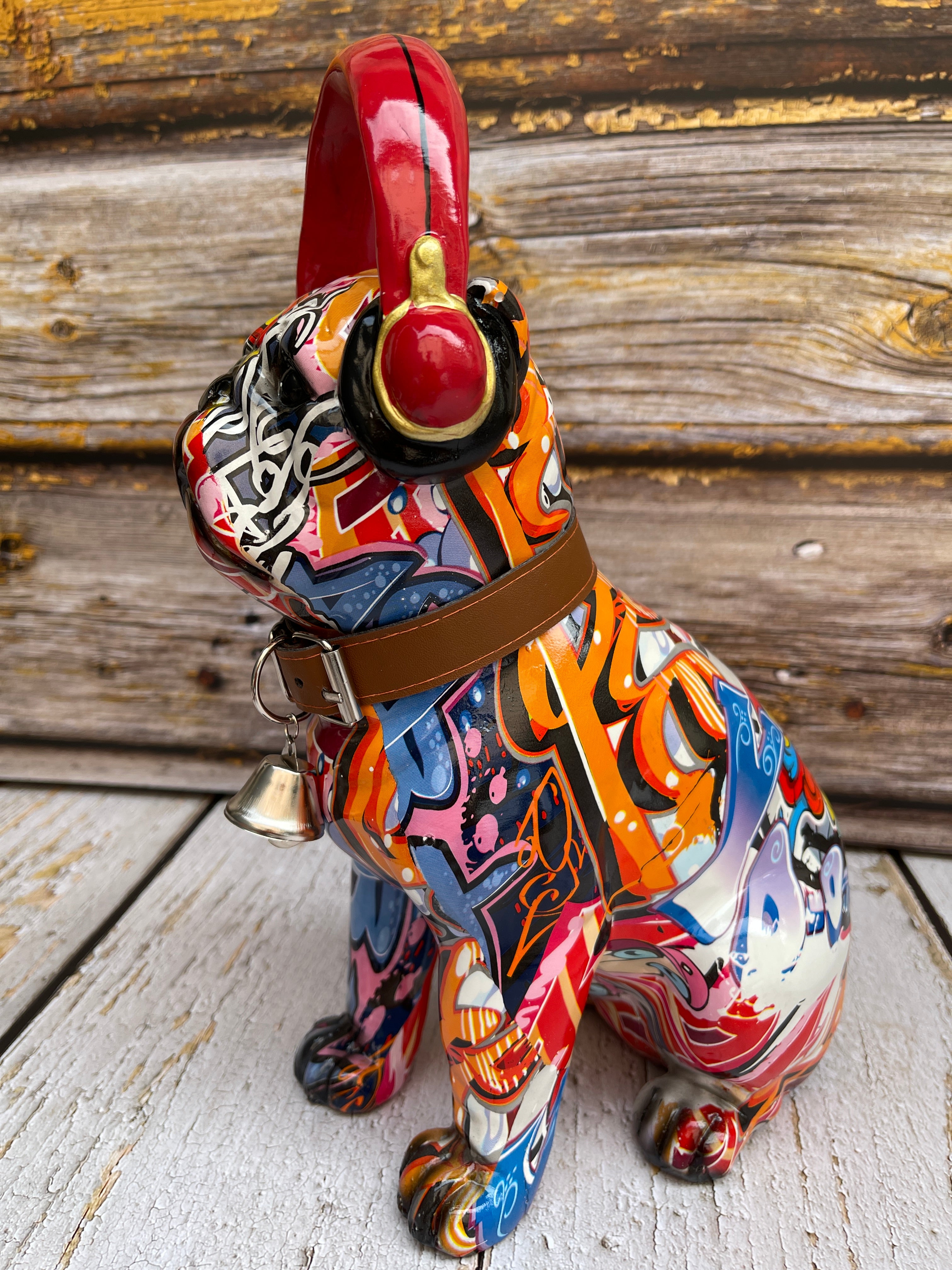 Pop Art Bulldogge Mops – Sitzendes Graffiti-Design mit Halsband, Glocke und Kopfhörern – Handgefertigt