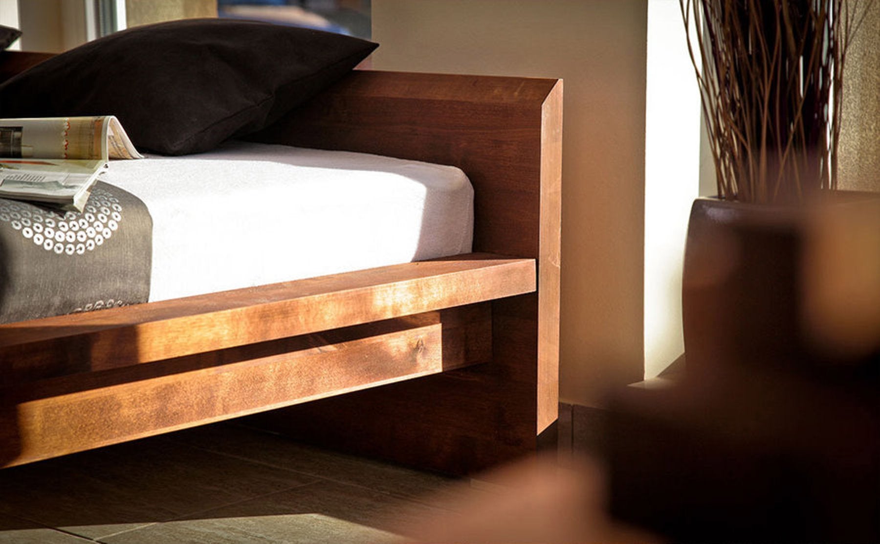 AGUZZO Massivholzbett