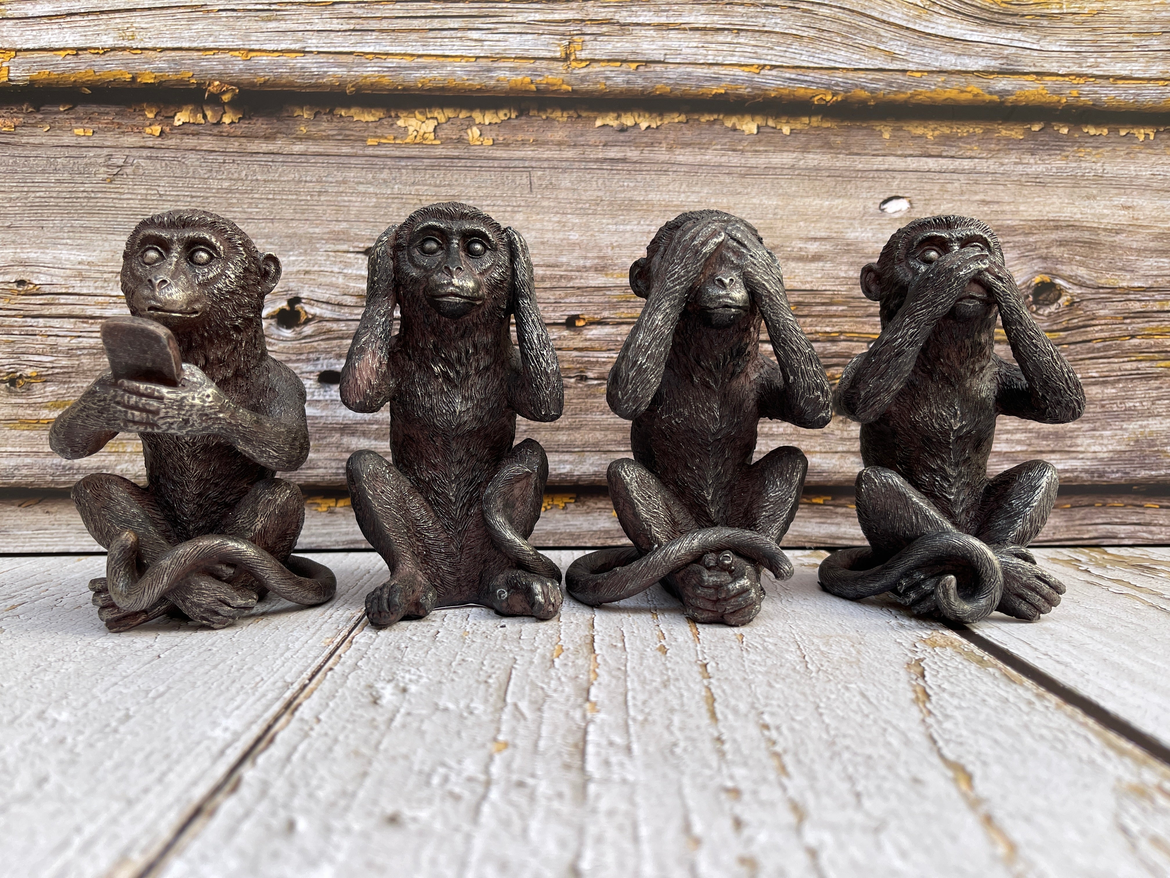 Vier apenfiguren Horen, zien, zwijgen en kletsen in stijl