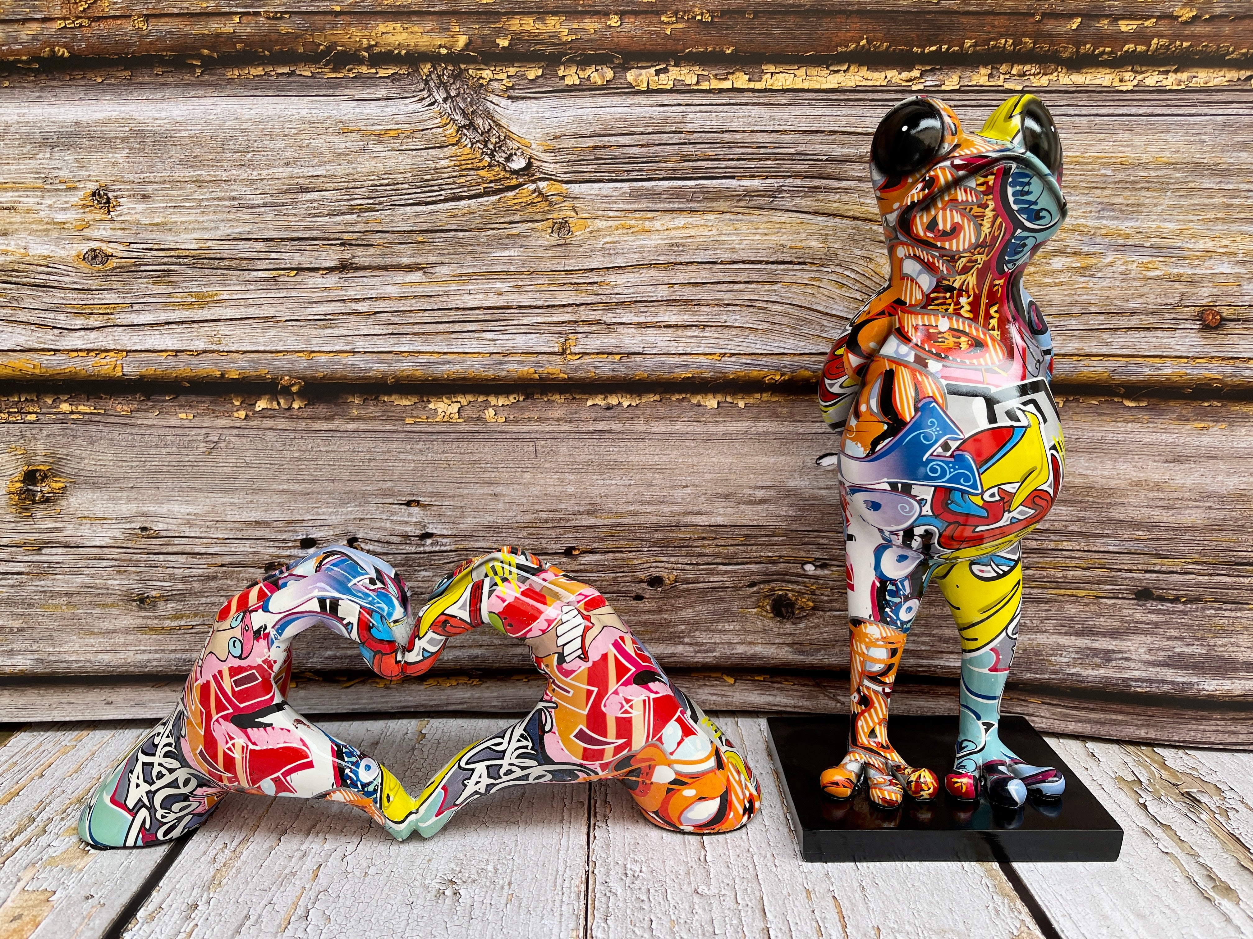 Urbane Kunst Street Art Frosch Skulptur mit Buntem Graffiti-Design