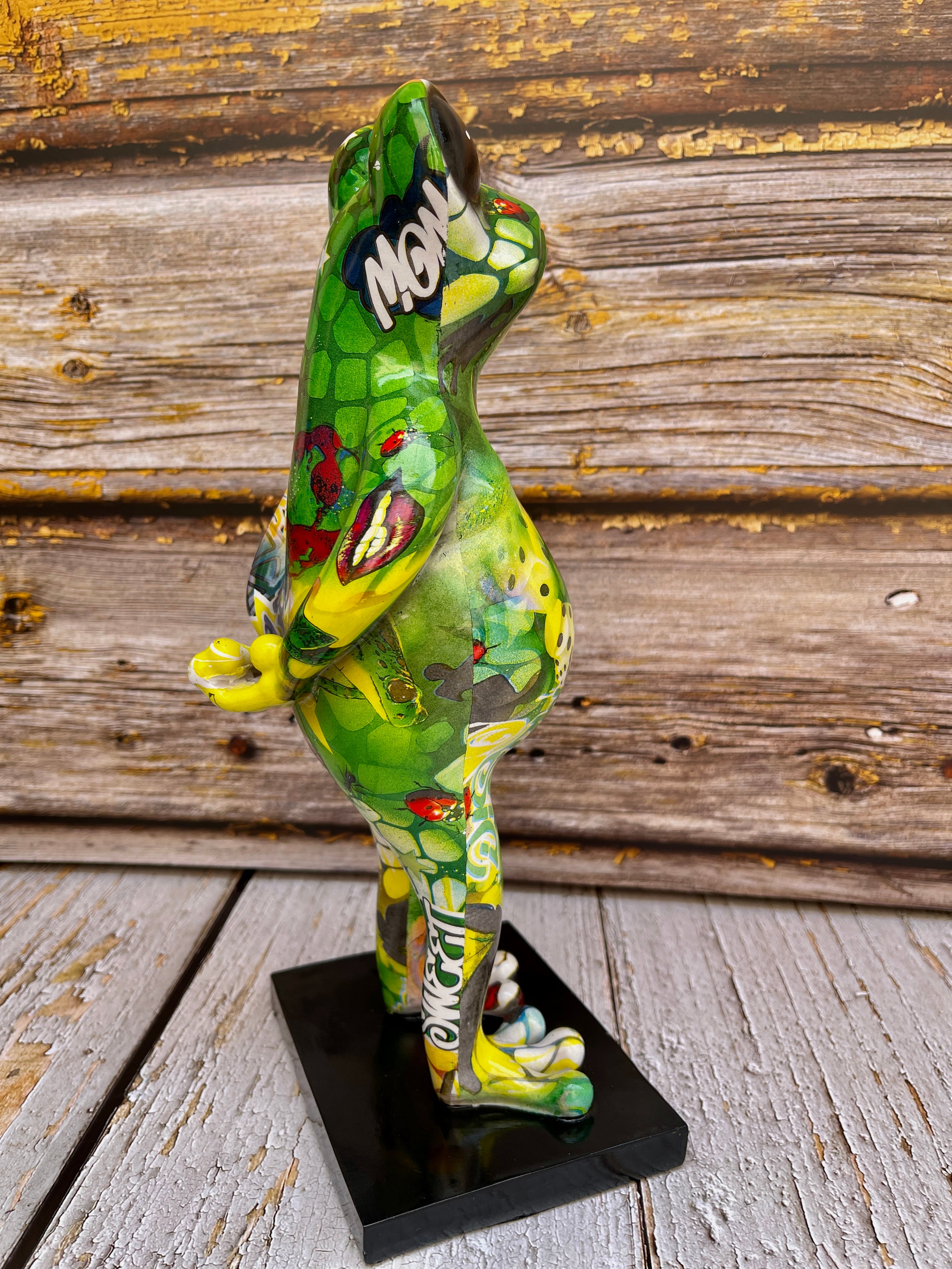Urbaner Charme: 'Street Art Frosch' Skulptur im Angesagten Street-Art-Stil und Hochwertigem Kunstharz