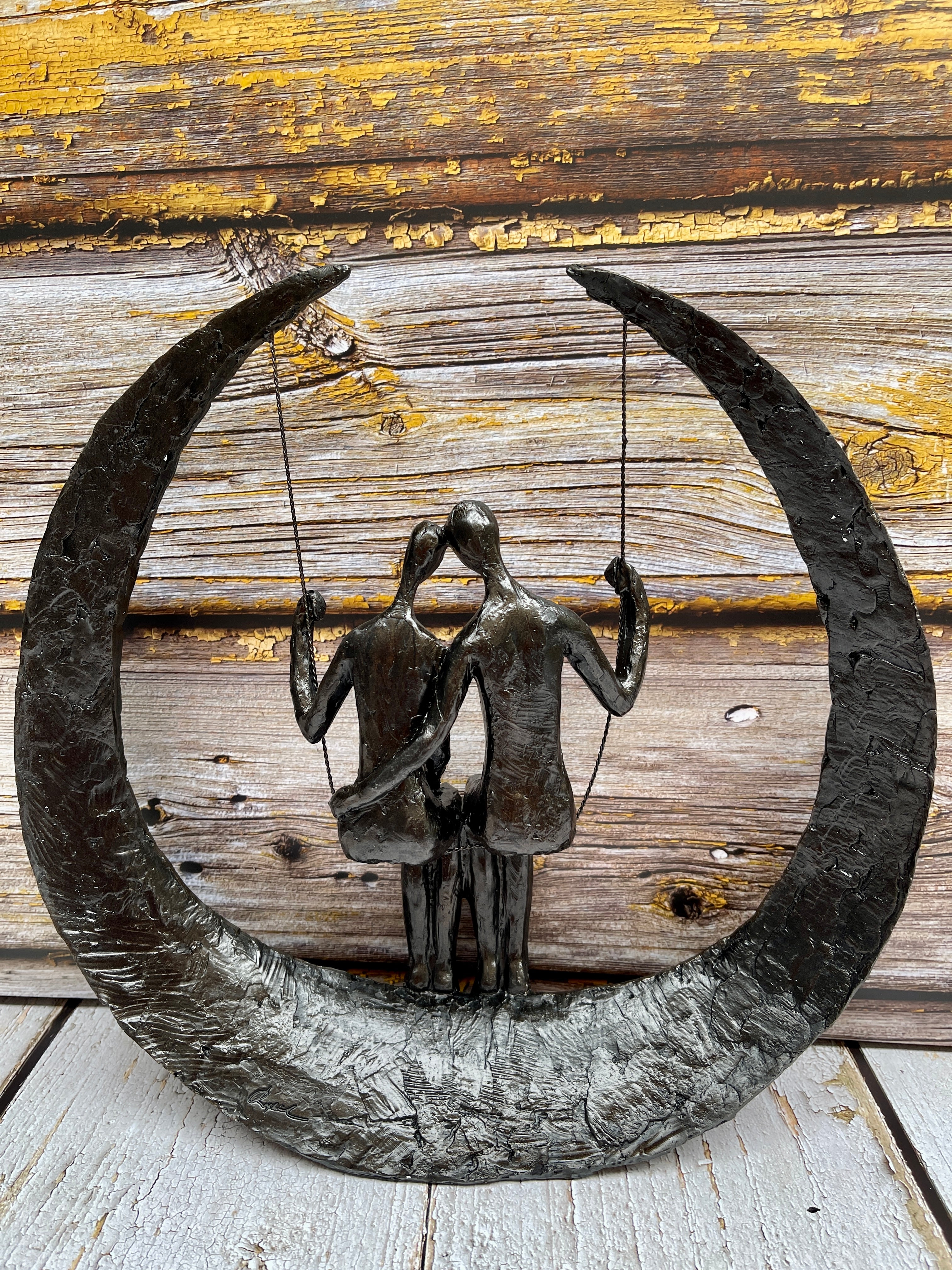 Skulptur Liebespaar „Swing“ – Ein zeitloses Symbol der Zweisamkeit