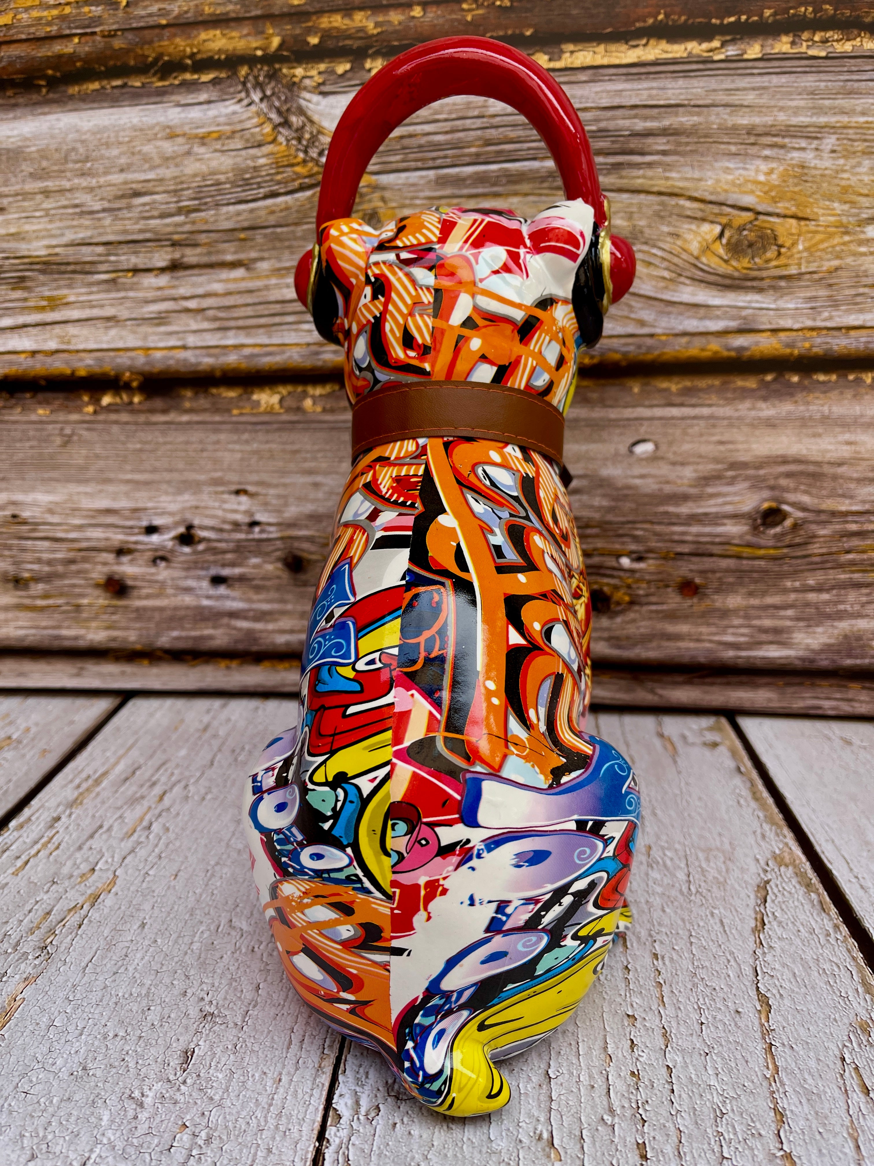 Pop Art Bulldogge Mops – Sitzendes Graffiti-Design mit Halsband, Glocke und Kopfhörern – Handgefertigt