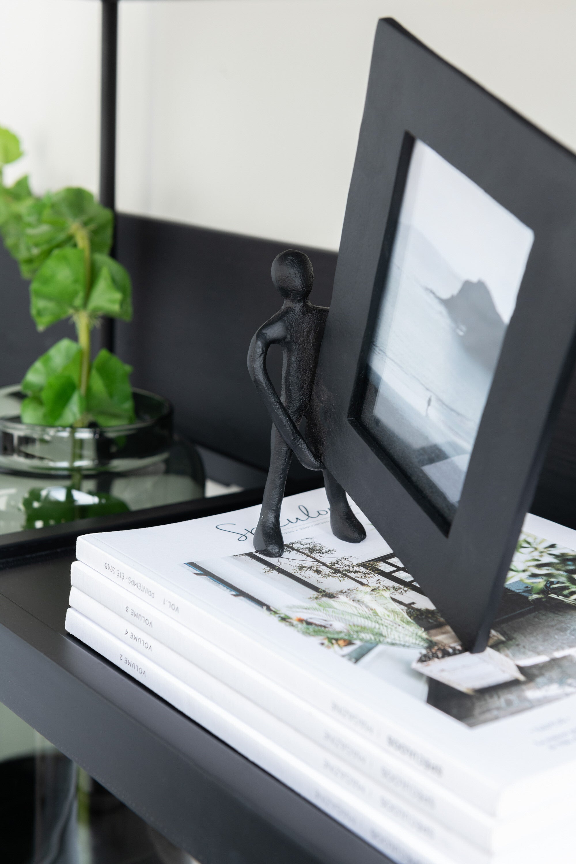 Modernes Kunstwerk Schwarzer Aluminium Bilderrahmen mit einzigartiger Skulptur Figur