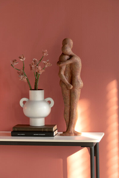 Zärtliches Paar Knuddelnde Polyterracotta Figuren für eine warme Atmosphäre Orange - ideale Raumdekoration