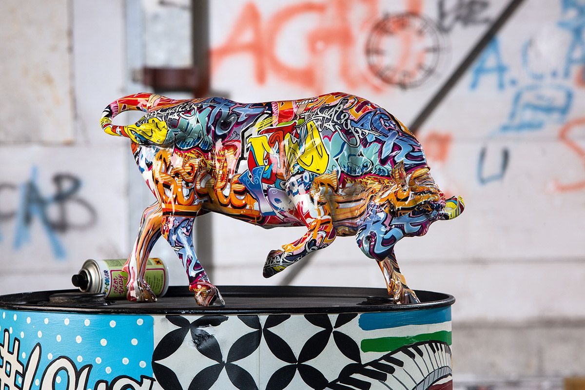 Bunter Stier in Graffiti-Optik: Einzigartige Skulptur aus Kunstharz