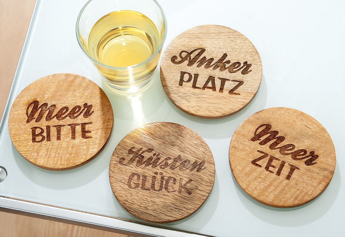 8tlg Holz Untersetzer Sprüche rund - Set aus 4 Modellen mit maritimen Sprüchen aus Mangoholz, inklusive "Meerzeit" für eine entspannte Atmosphäre zuhause