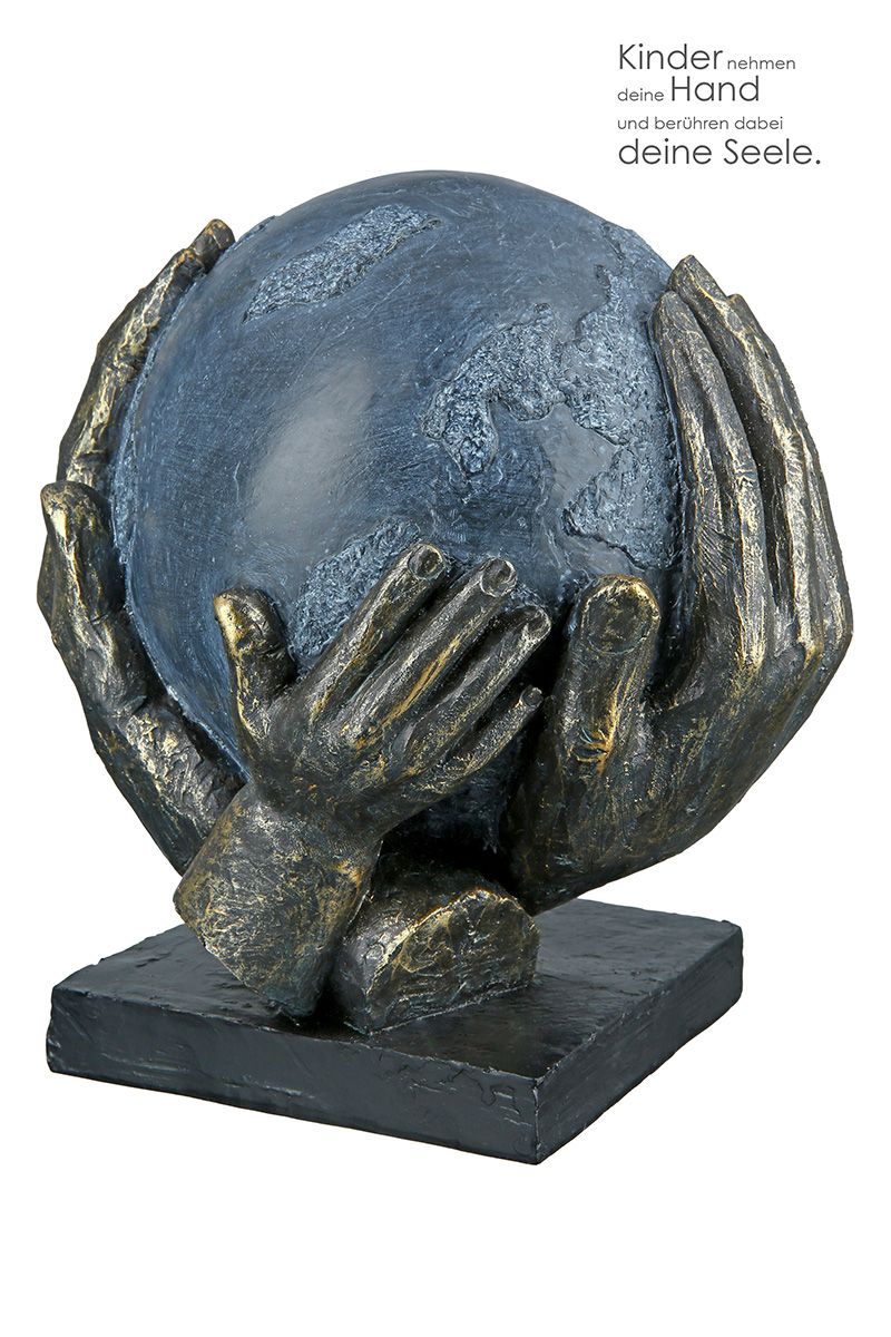 Skulptur Save the World auf schwarzer Base 3 Hände an Weltkugel mit Spruchanhänger