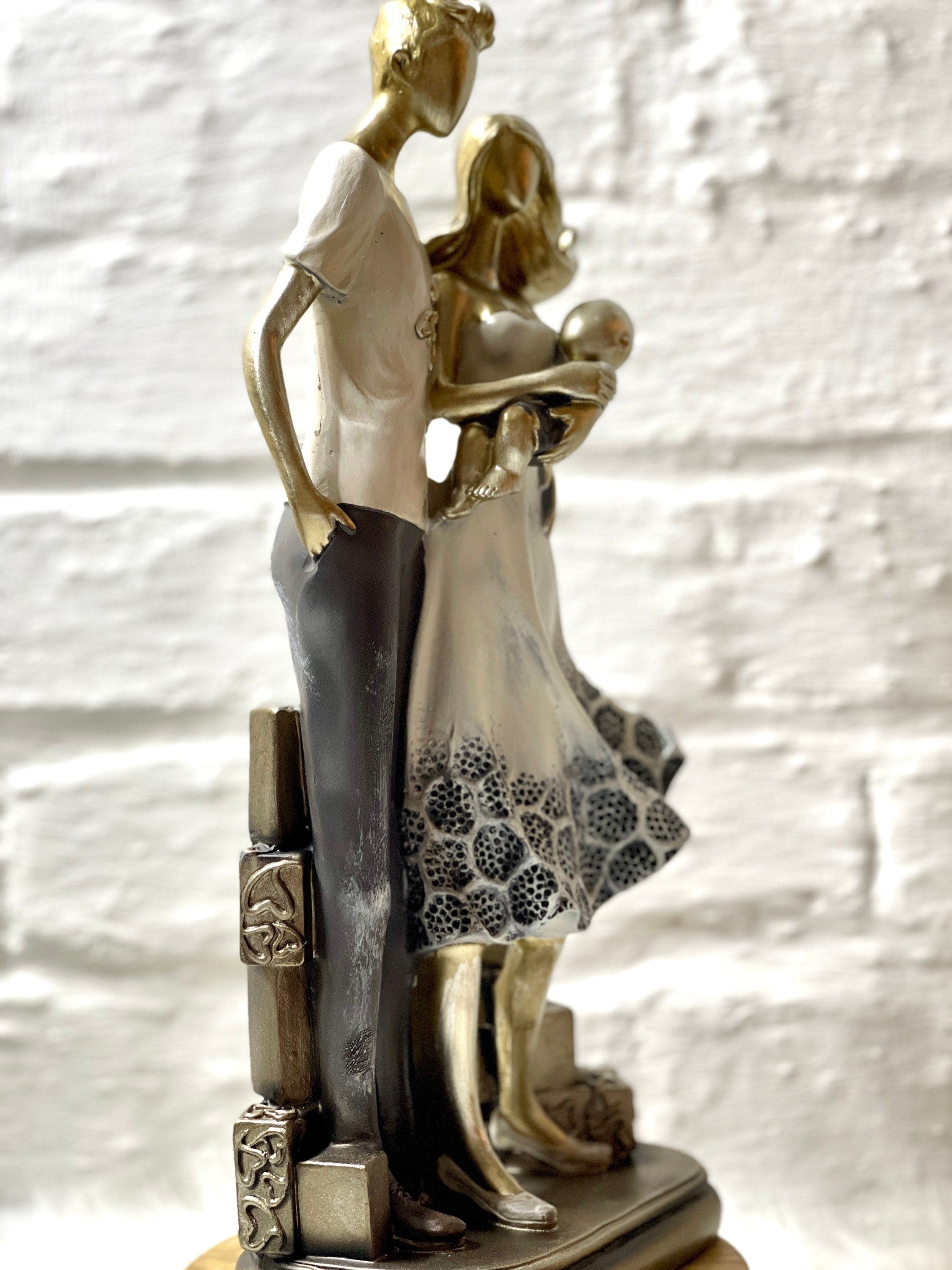 Handbeschilderd decoratief figuur familie met baby - uniek kunststeenbeeld voor in huis