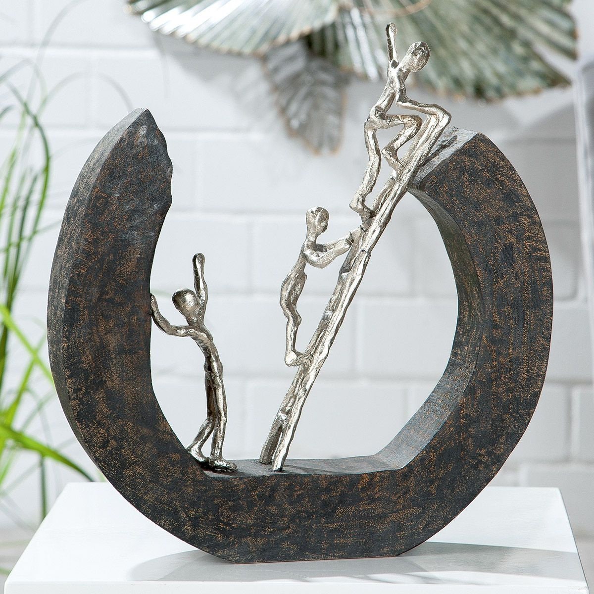 Figur Skulptur " Hinauf zum ZIEL " Freunde Mangoholz, Figuren aus Aluminium Geschenk Dekoration 32cm mit Spruchanhänger