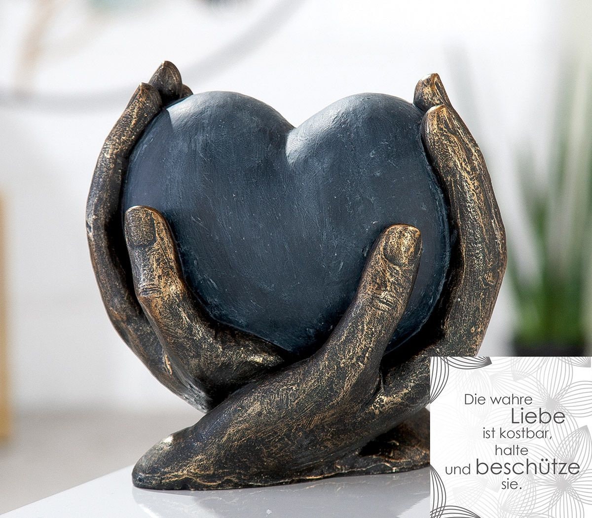 Halte die Liebe fest Skulptur 'Herz in Händen' als perfektes Geschenk für besondere Anlässe
