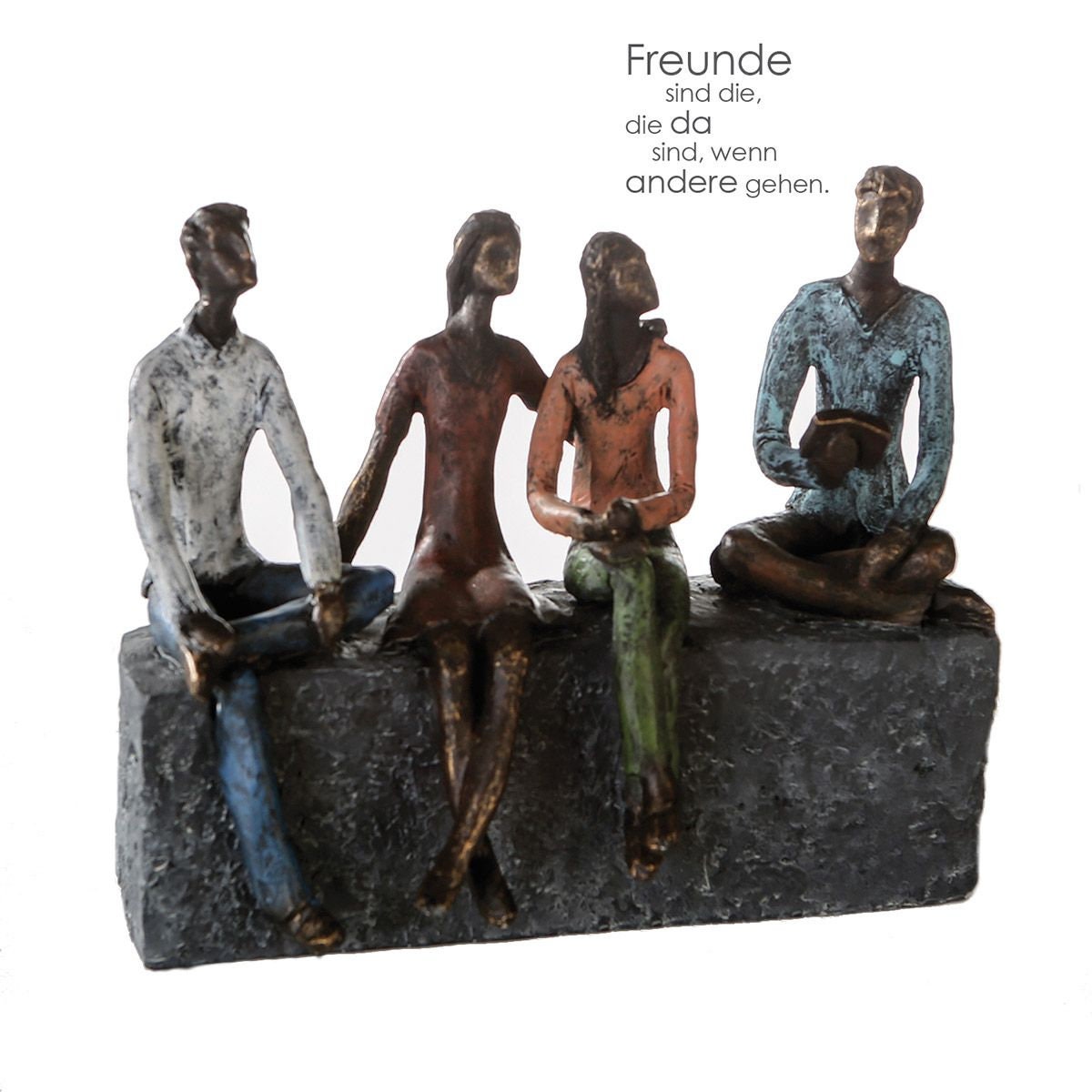 Handgefertigte Poly-Skulptur "Network" mit Farbigen Kleidungsstücken und Spruchanhänger auf Grauer Basis