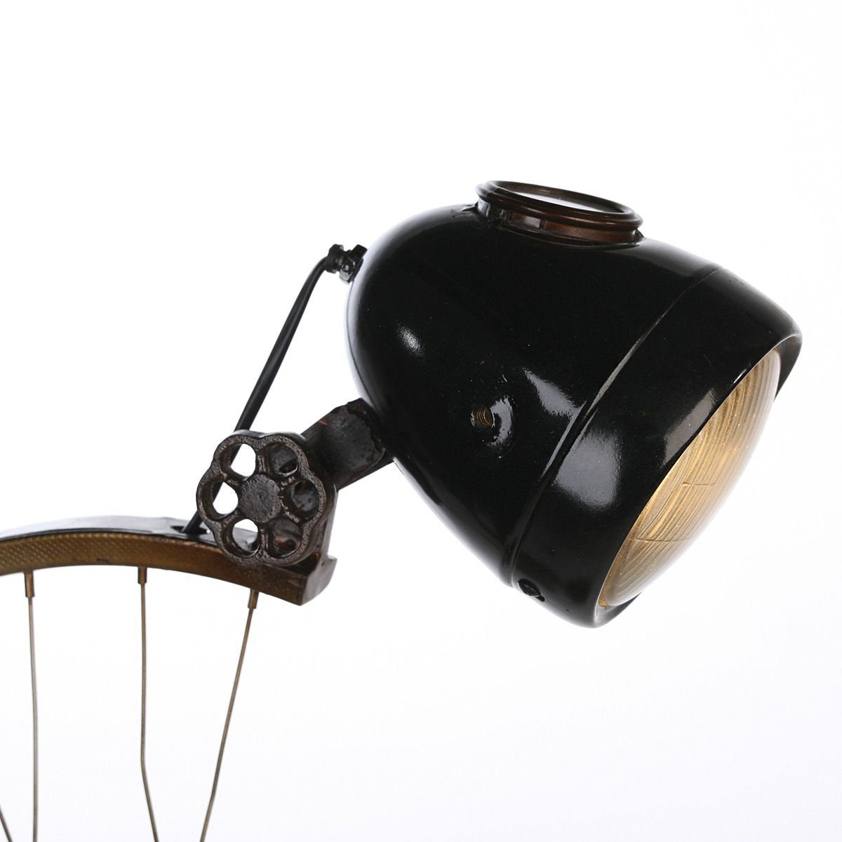 Tischlampe "Cycle" - dekorative Metalllampe aus halbem Fahrradreifen mit Antikfinish