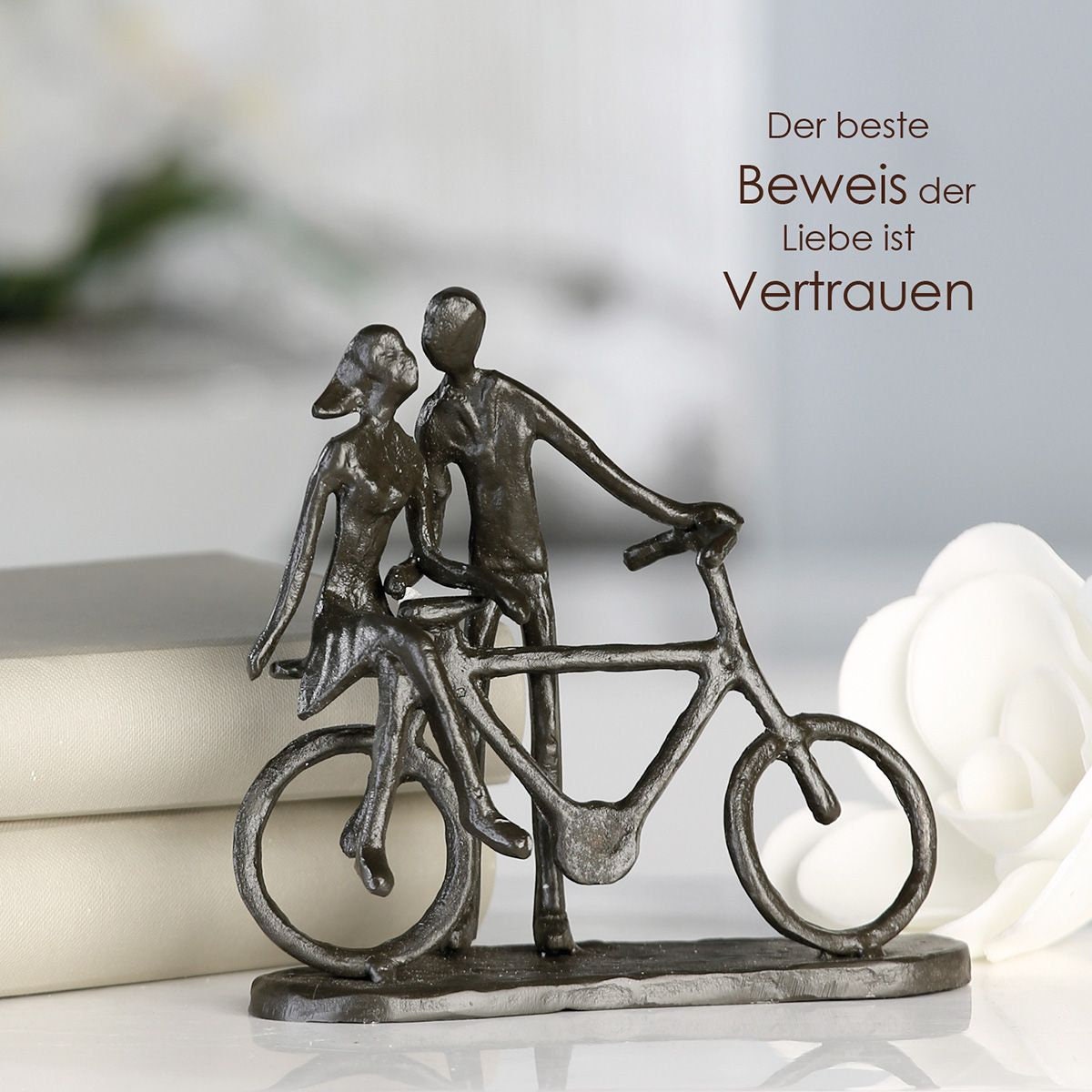 Skulptur "Vertrauen" Fahrrad Pärchen Figur Dekofigur 15cm Breit aus Eisen brüniert Geschenkidee für jeden Romantiker mit Spruchanhänger